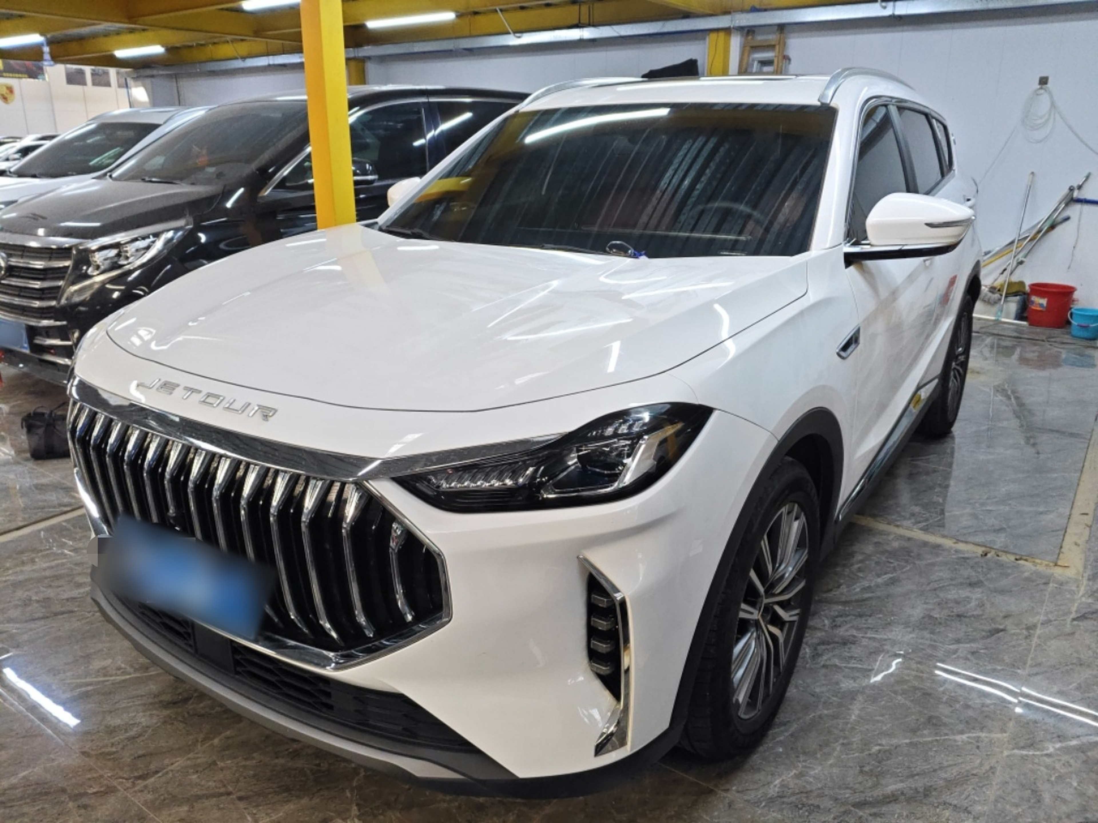 Под передней частью автомобиля