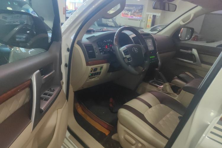 Used Toyota Land Cruiser 2015 4.0L VX-R 8-Seater Middle East Version
