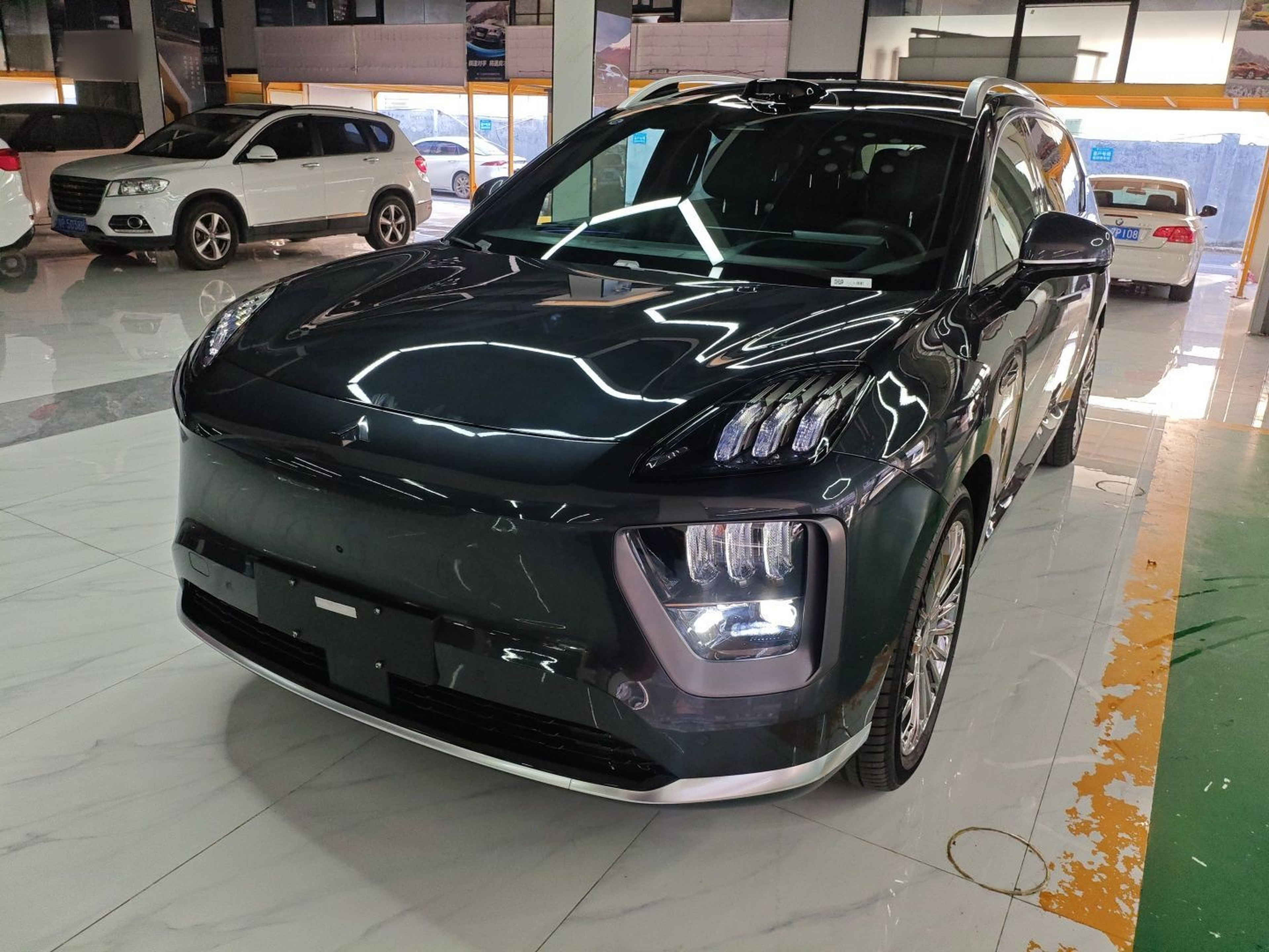 تحت مقدمة السيارة