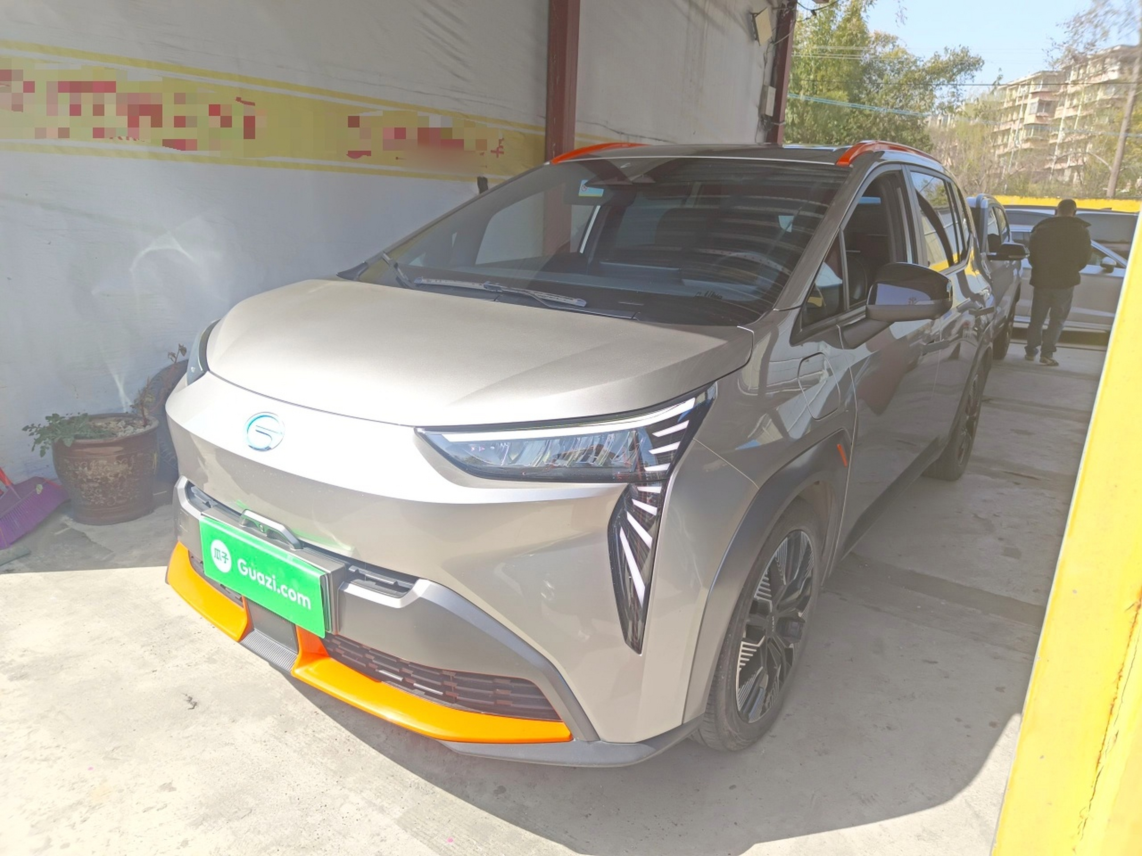 تحت مقدمة السيارة