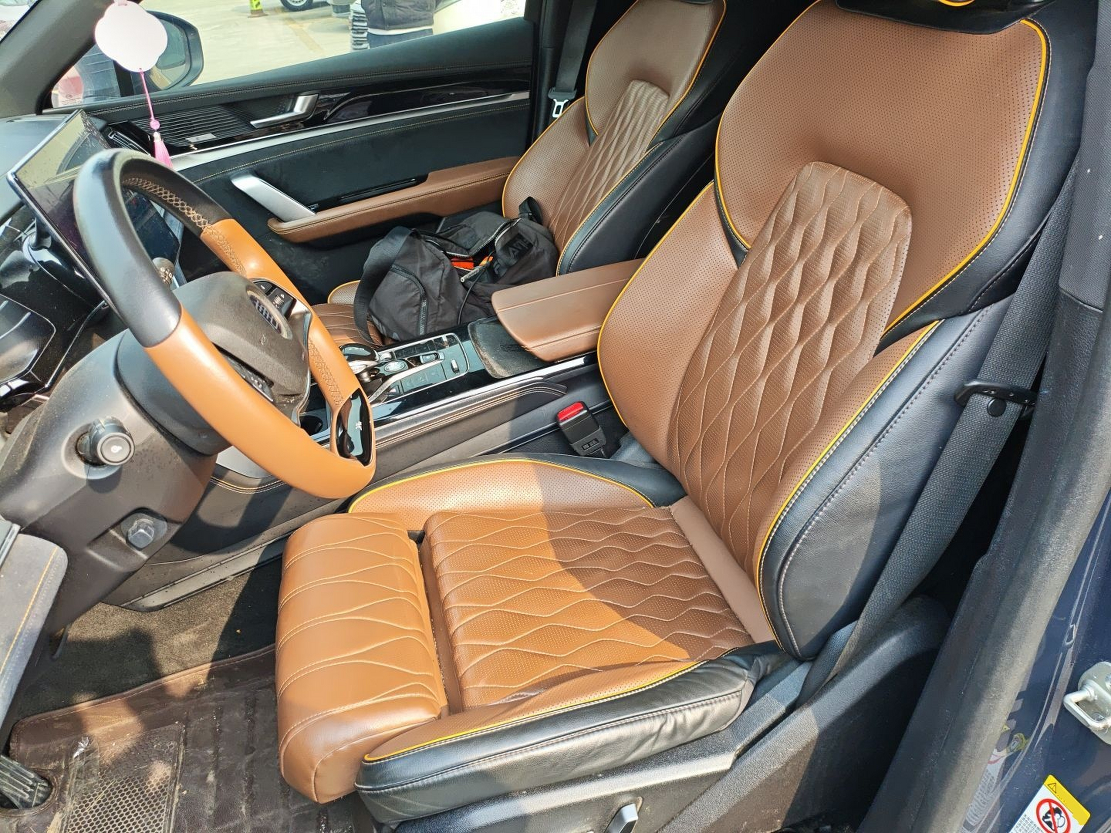 Переднее сиденье в автомобиле