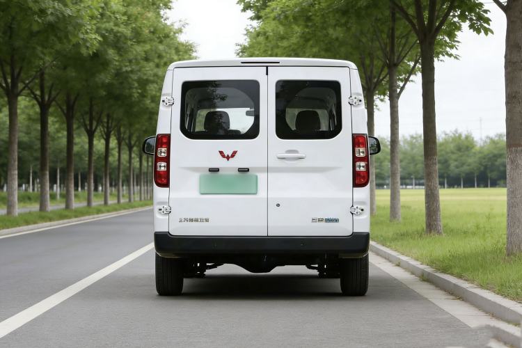 Used Wuling Yangguang 2024 300KM Comfort Version Passenger Van 75kW
