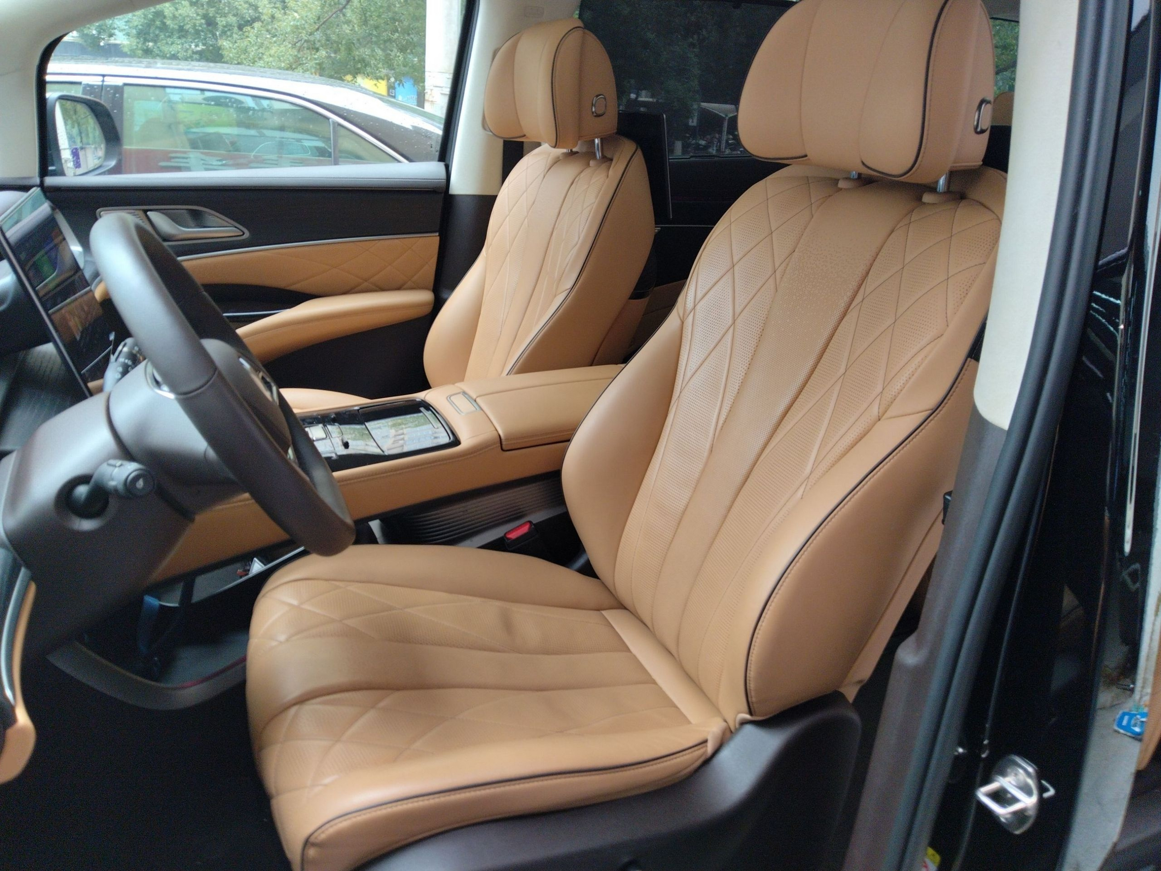 Переднее сиденье в автомобиле