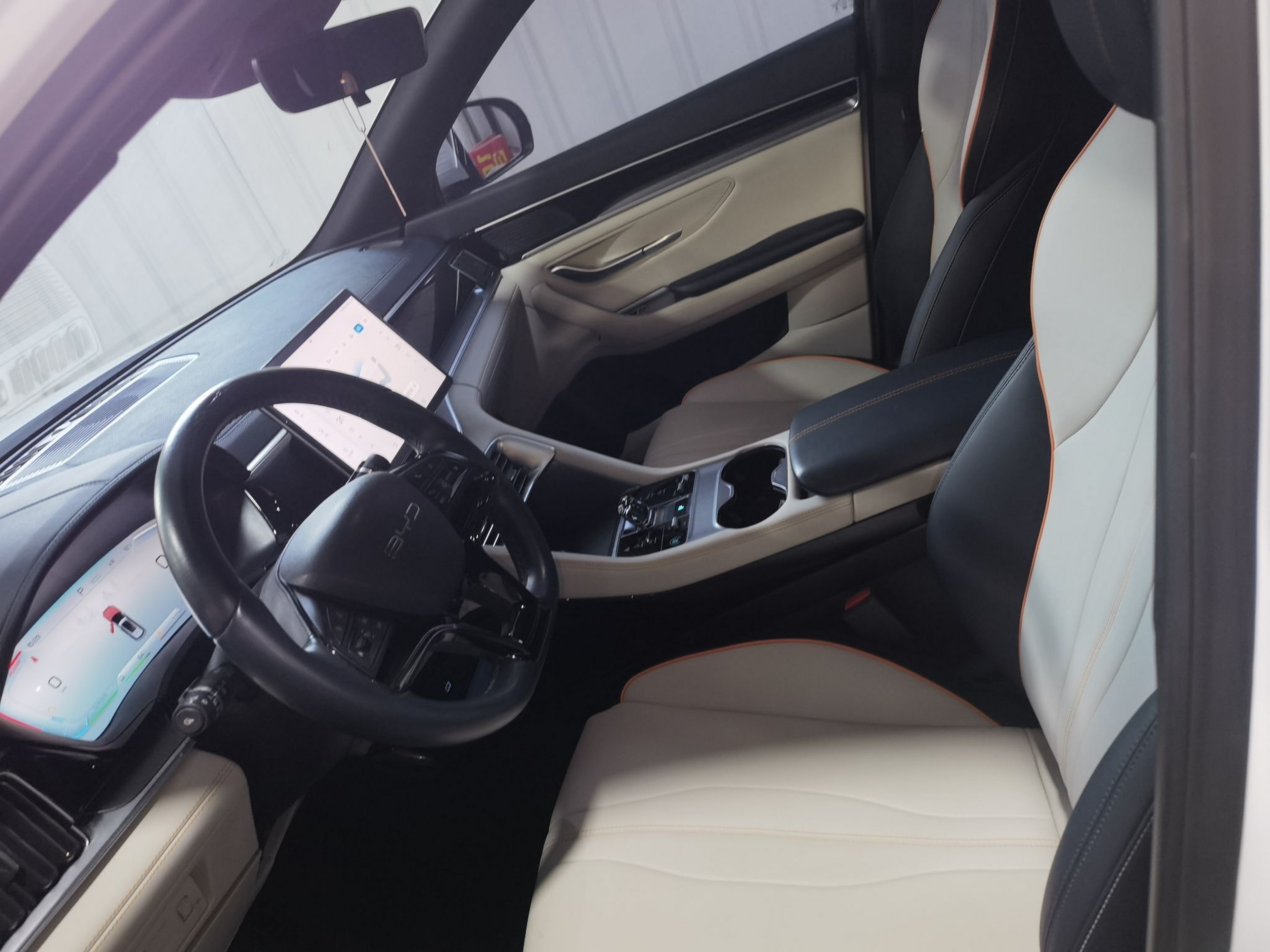 المقاعد الأمامية داخل السيارة