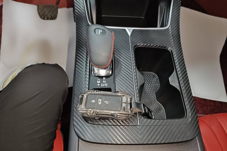 Used Venucia V 2022 260T Black Horse Edition · Idol
