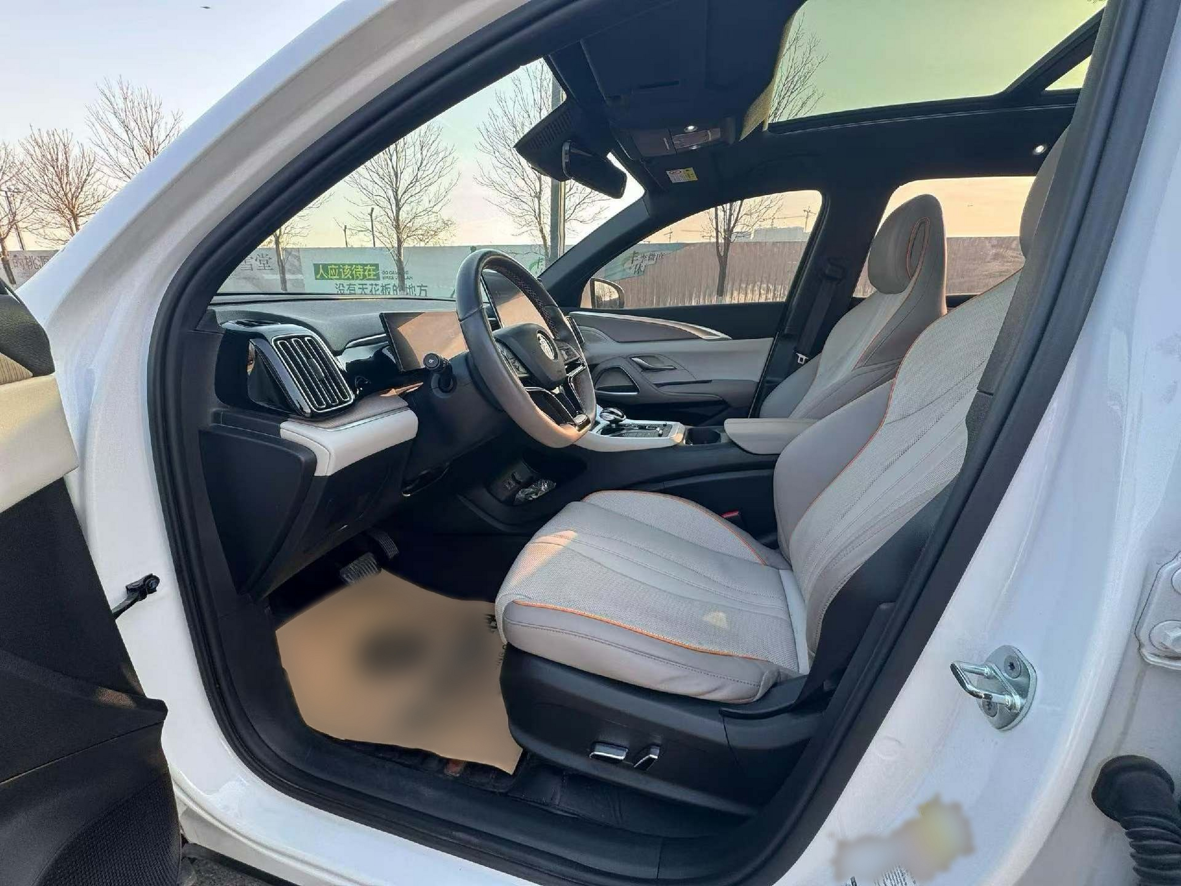 المقاعد الأمامية داخل السيارة