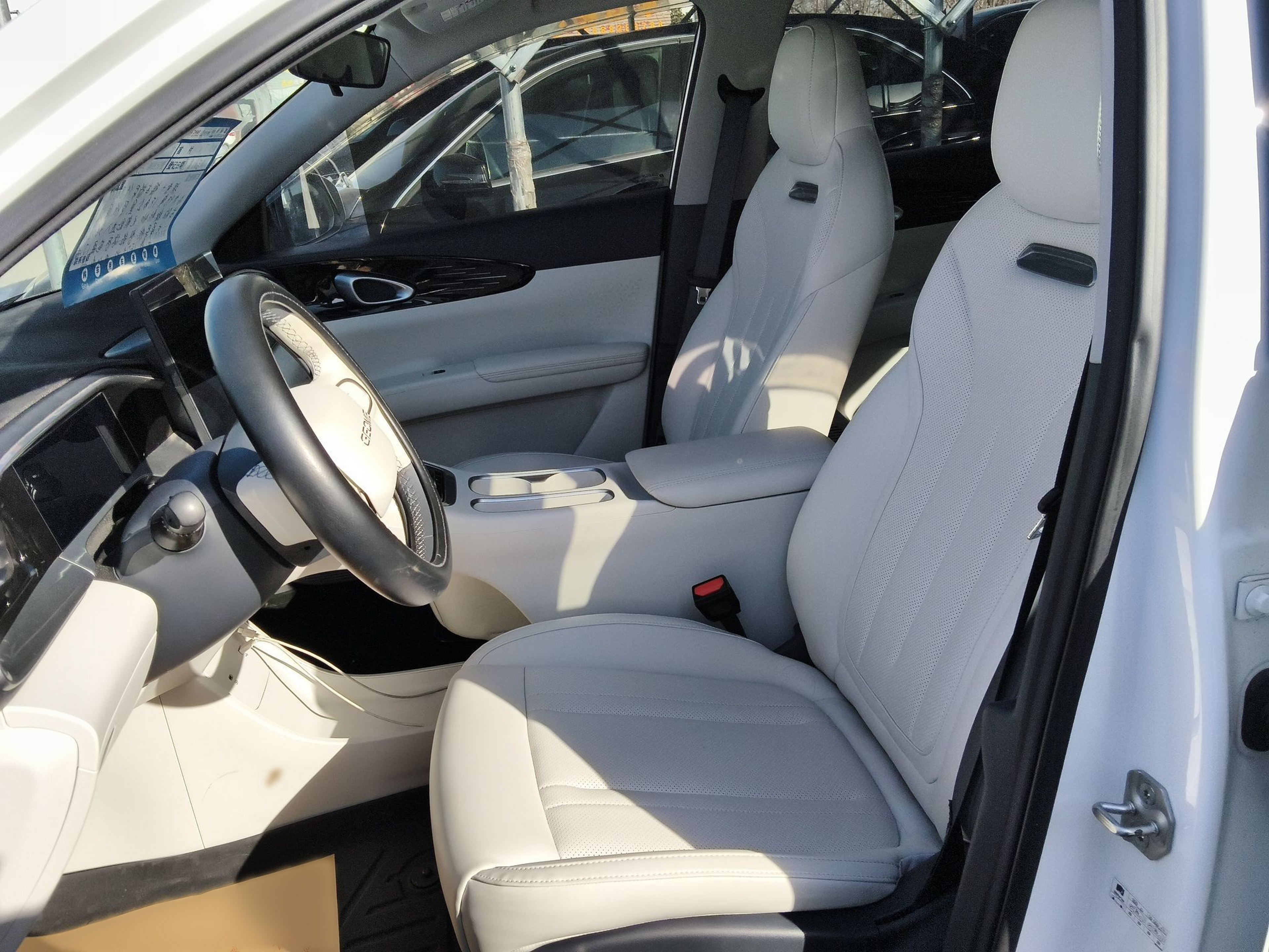 المقاعد الأمامية داخل السيارة