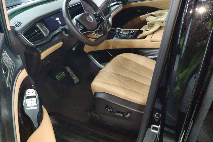 Used Denza D9 2025 DM-i Intelligent Drive 1020 Four-Wheel Drive Prestige Model
