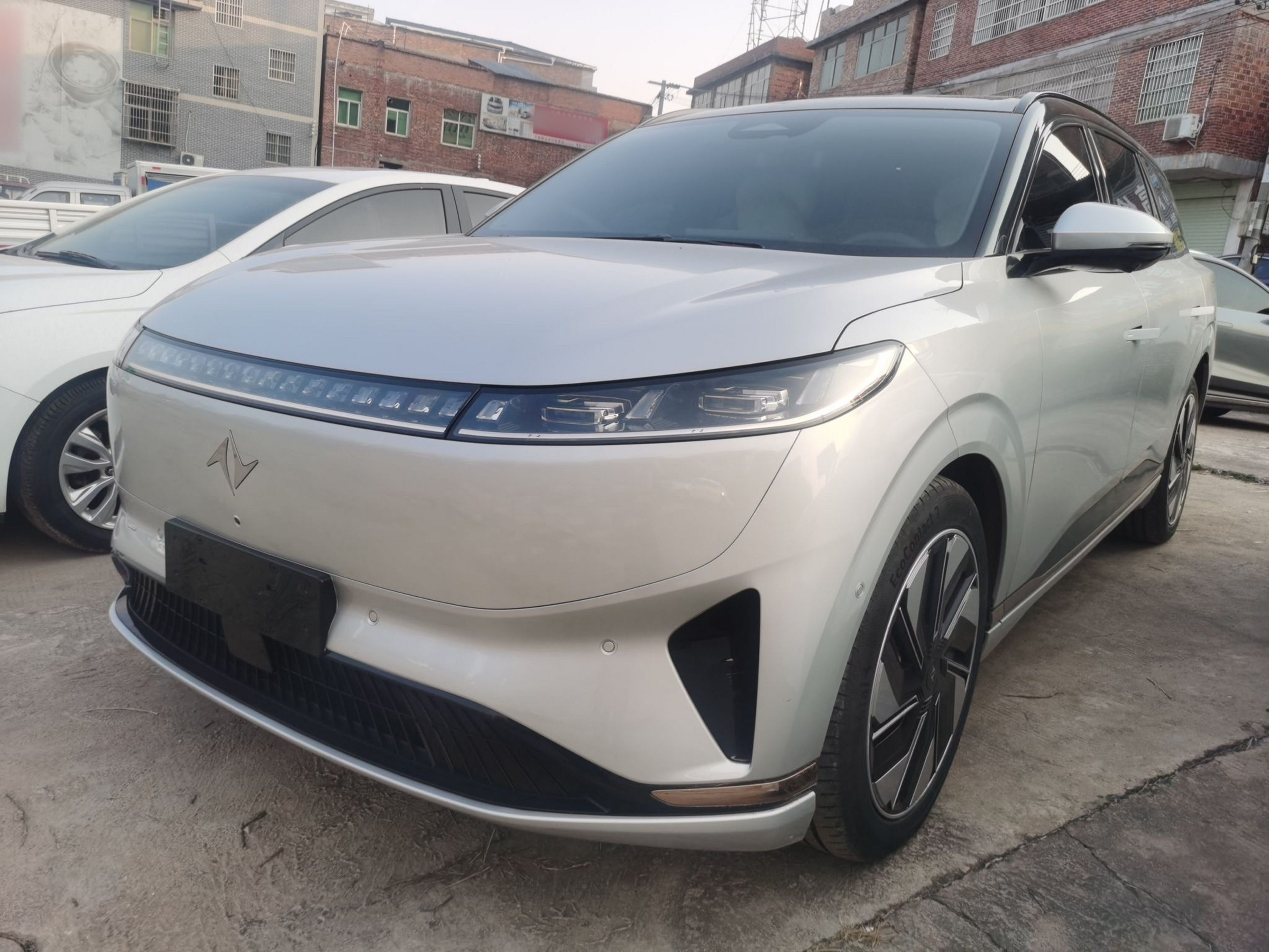 Под передней частью автомобиля