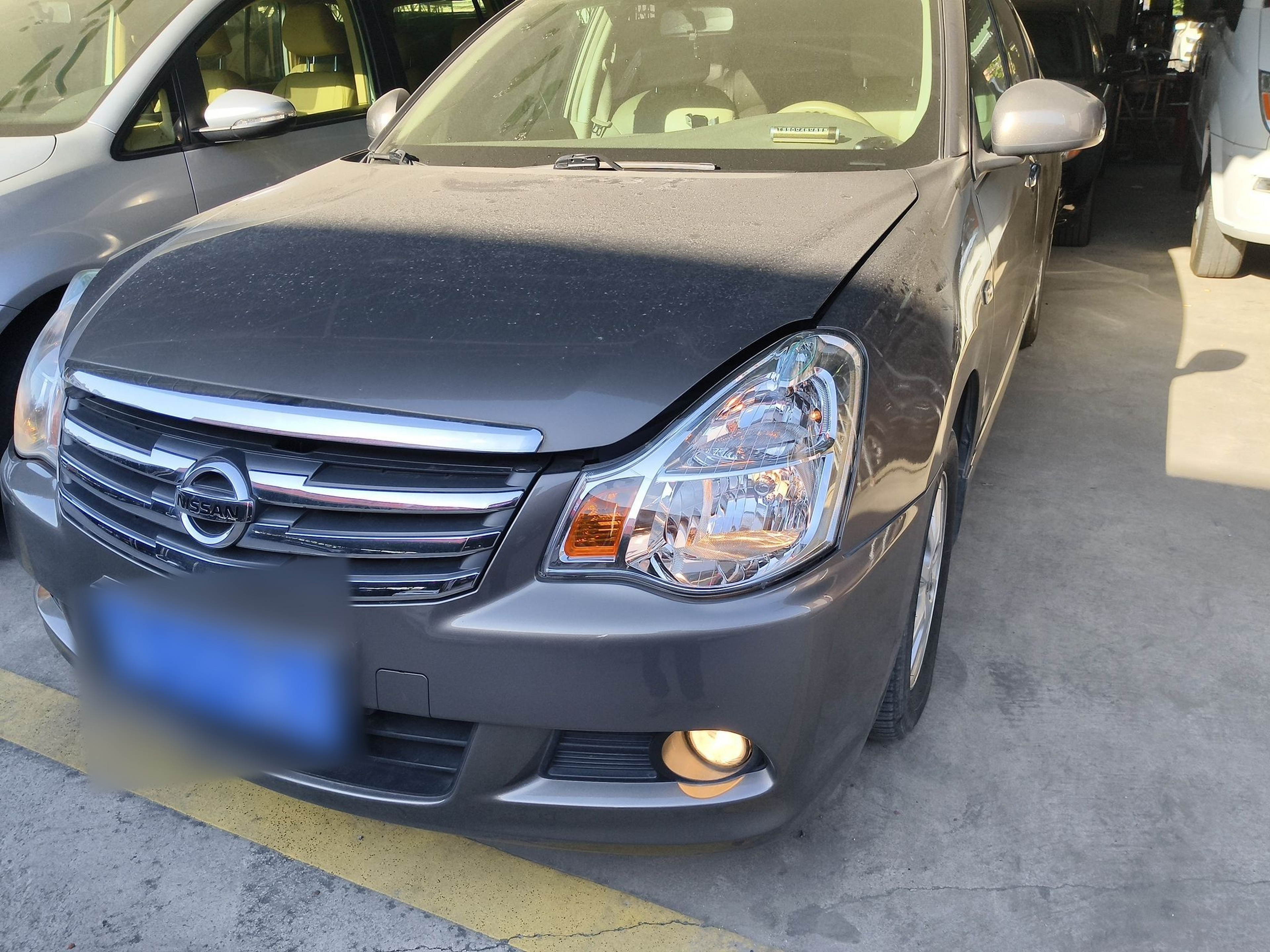 Под передней частью автомобиля