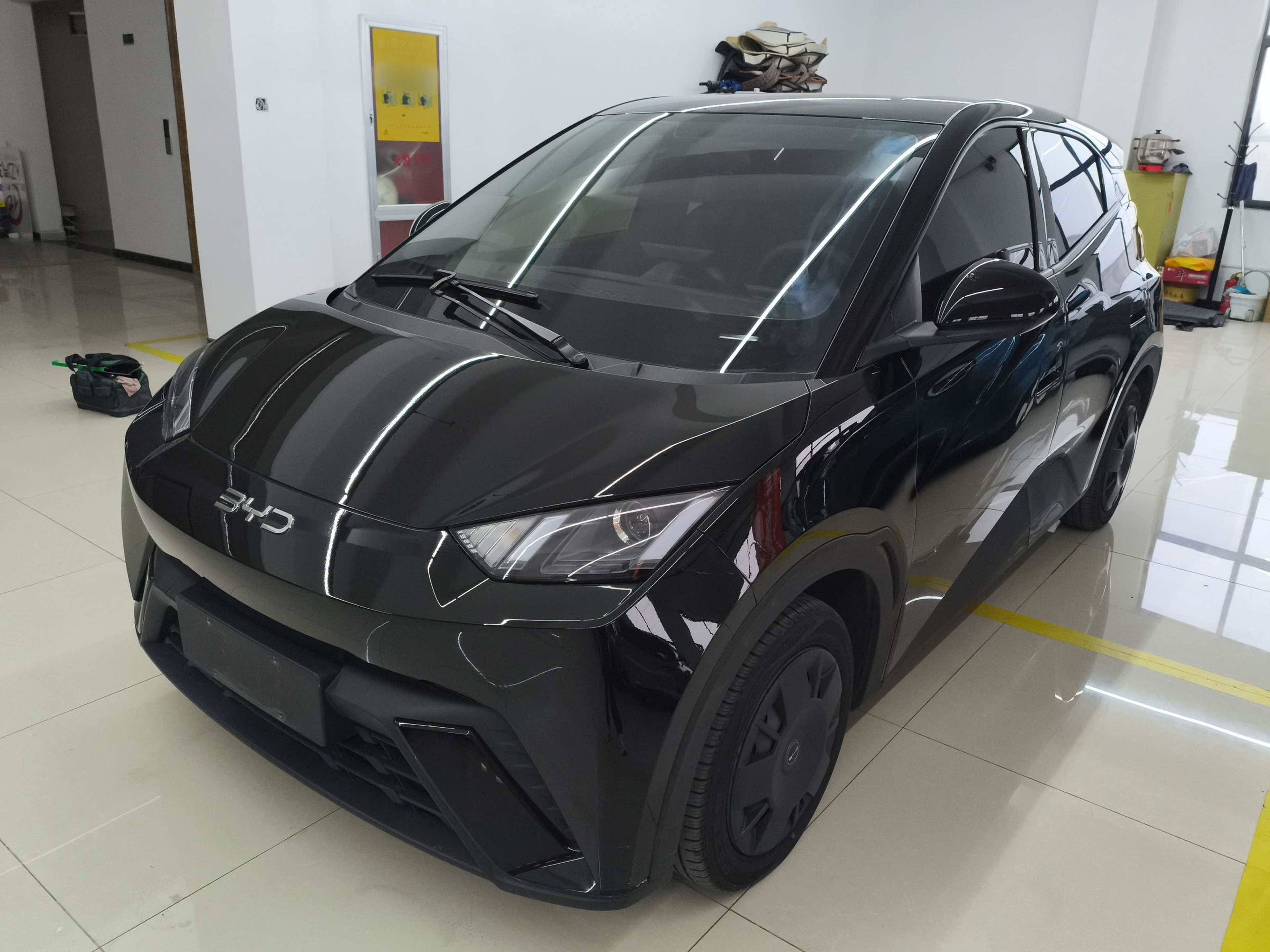 Под передней частью автомобиля