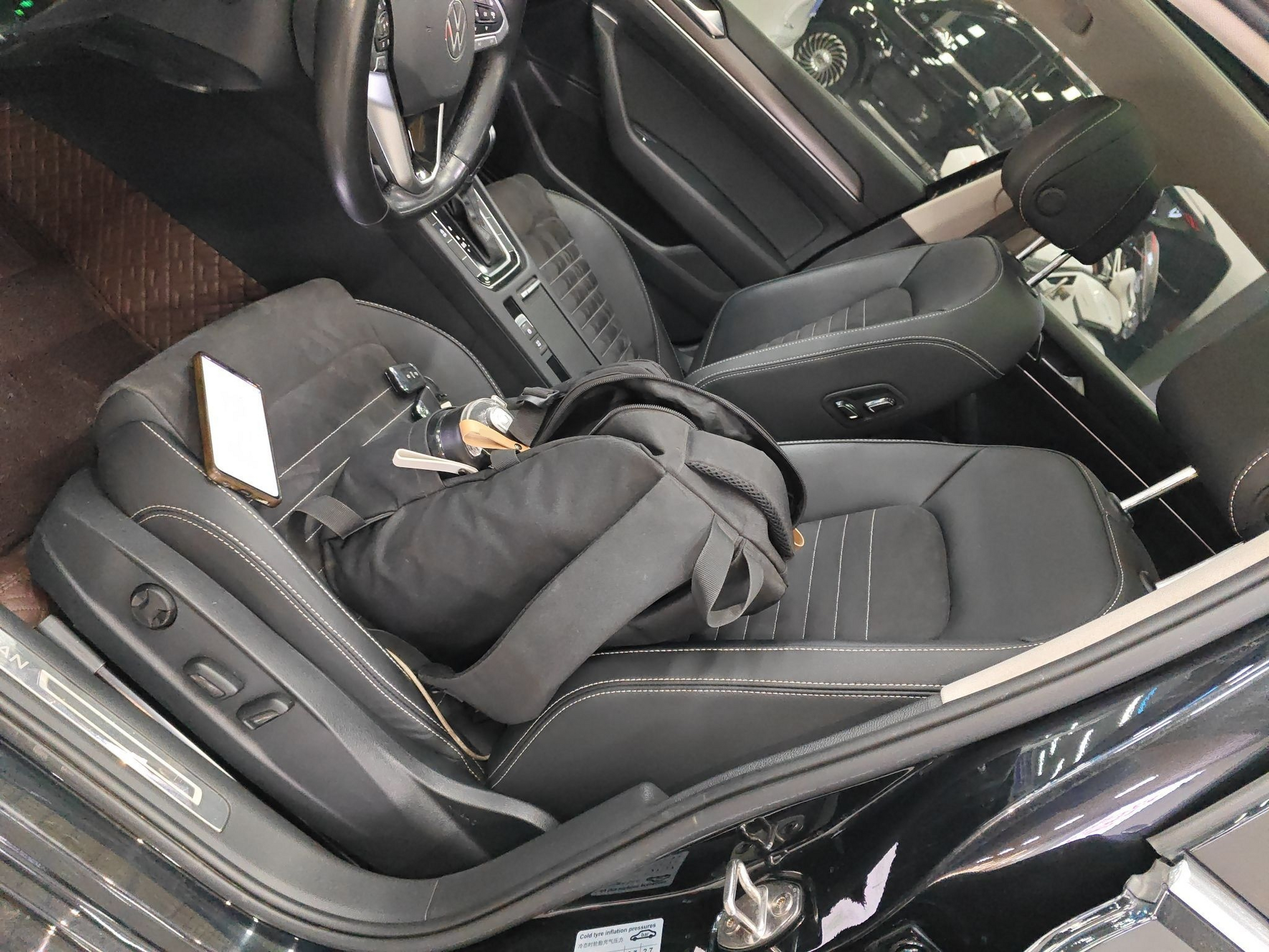 Переднее сиденье в автомобиле