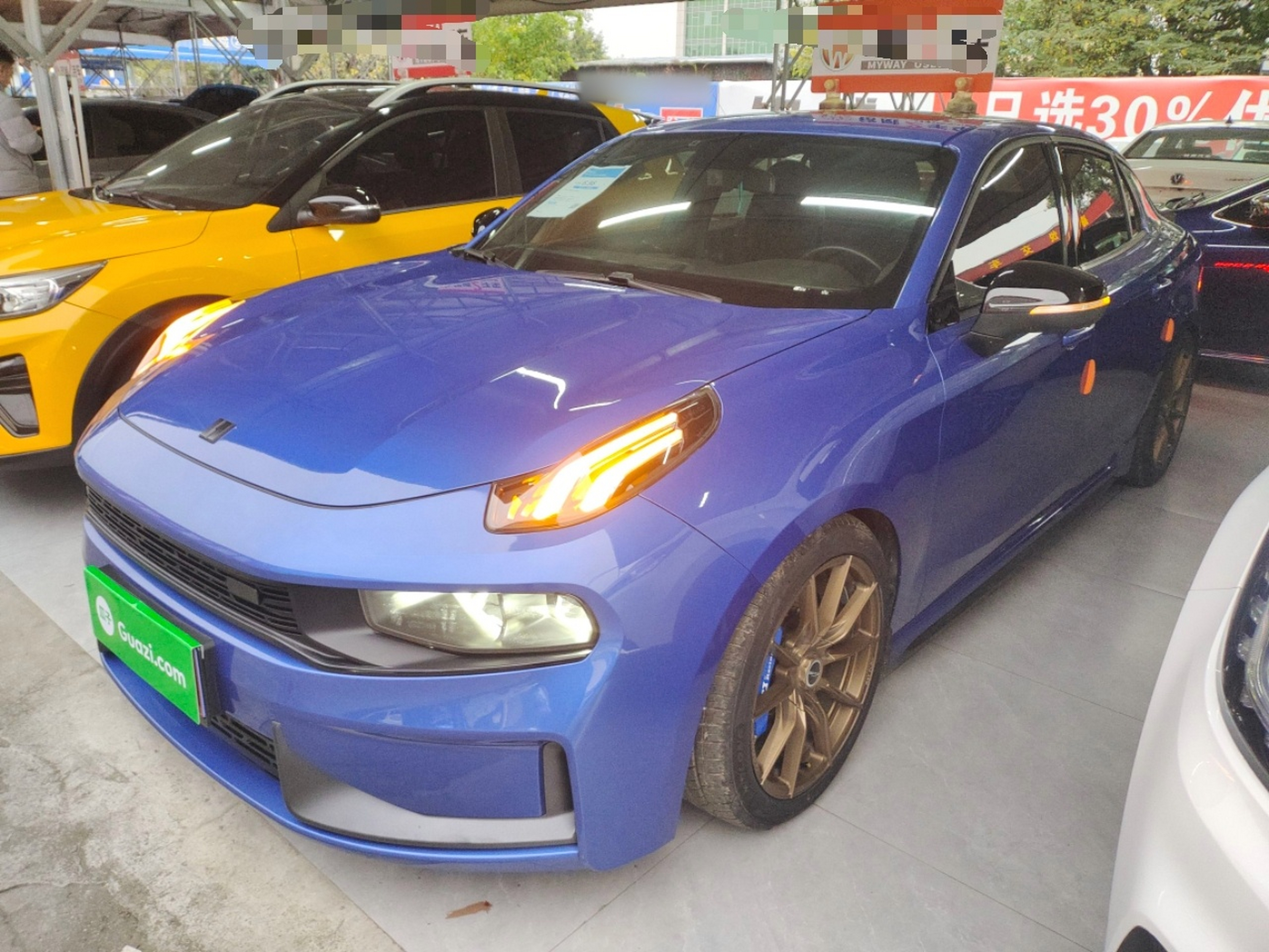 تحت مقدمة السيارة