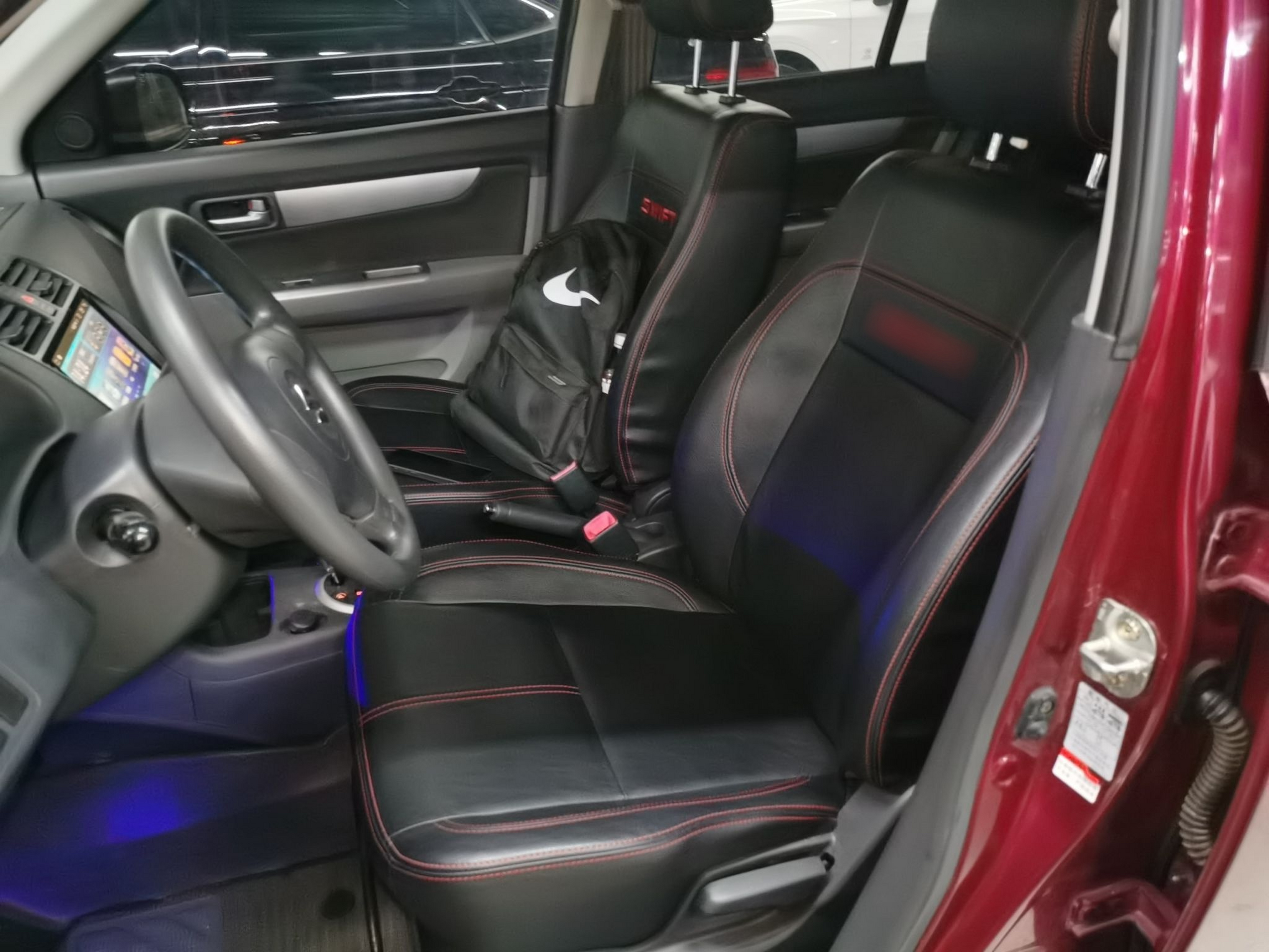 المقاعد الأمامية داخل السيارة