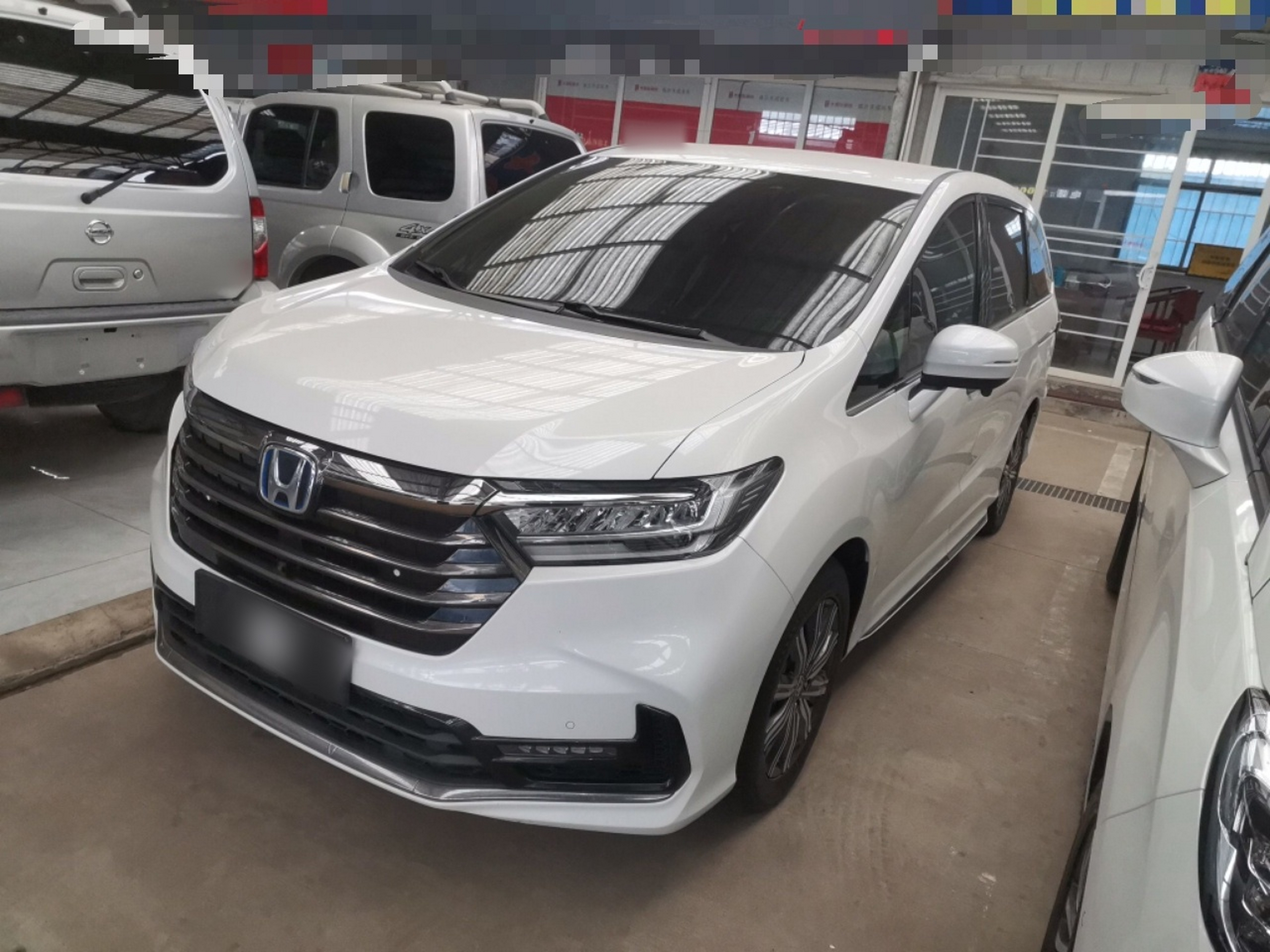 تحت مقدمة السيارة