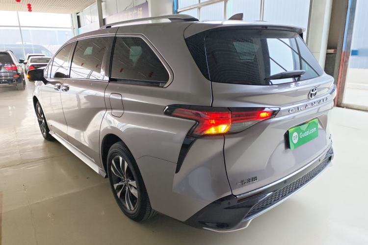 Used Toyota Granvia 2023 2.5L Hybrid Luxury Edition
