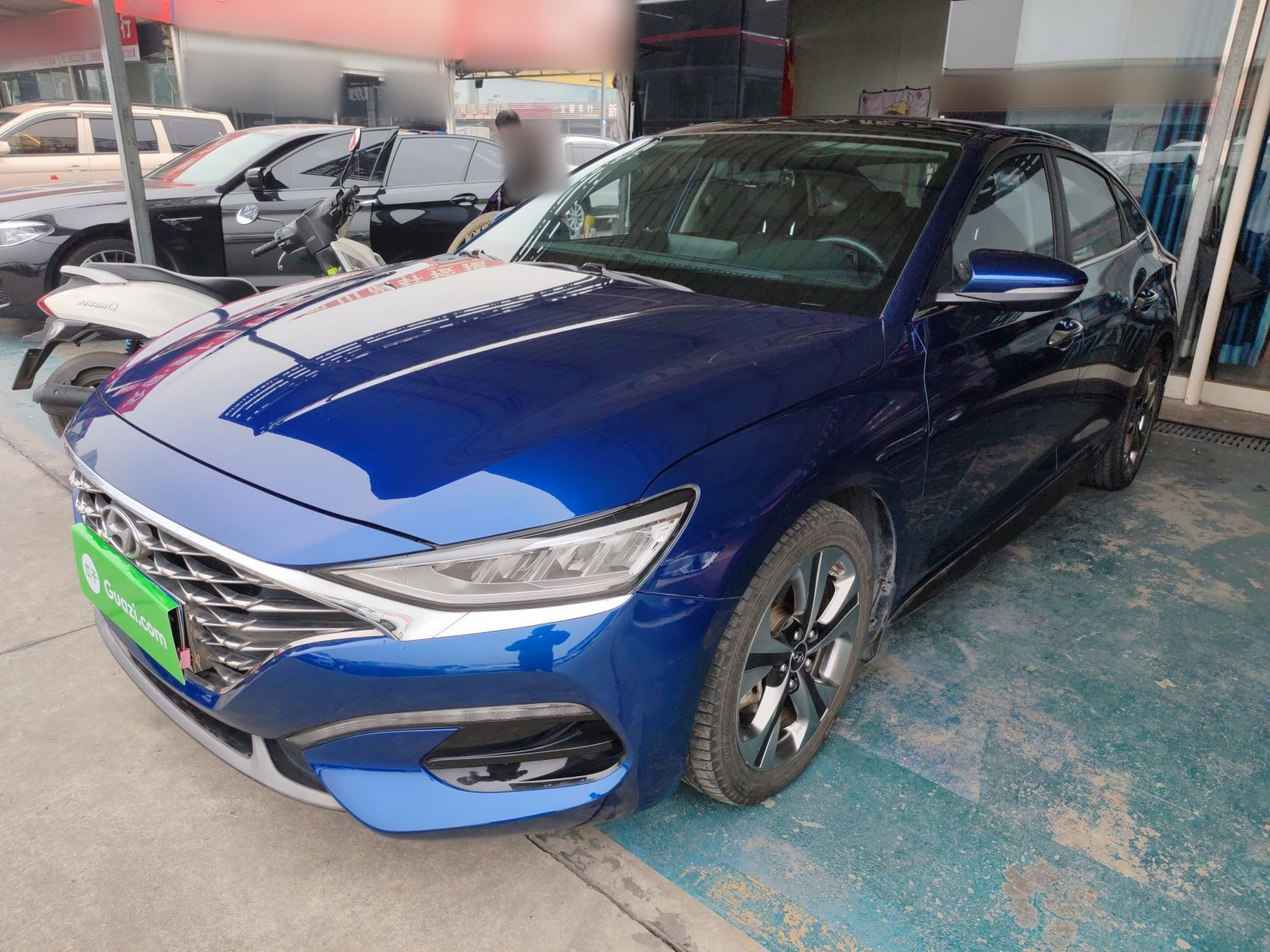 تحت مقدمة السيارة