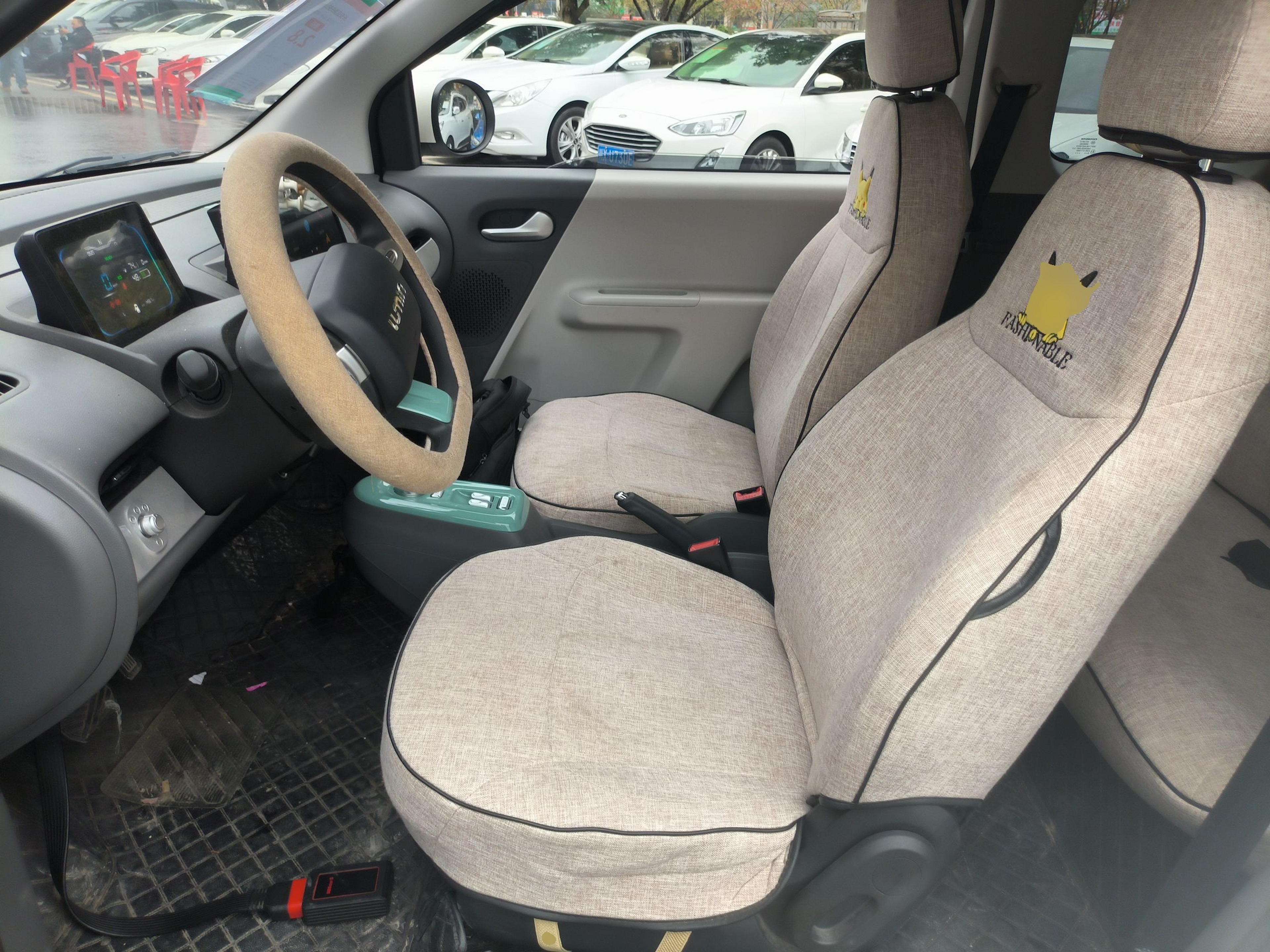 المقاعد الأمامية داخل السيارة