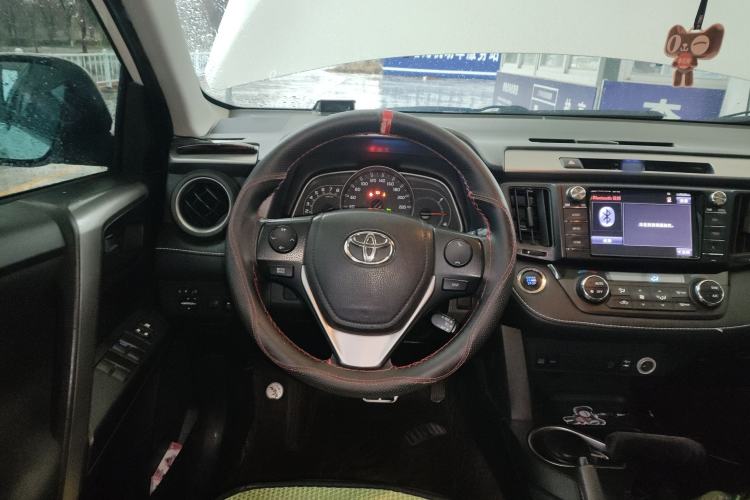 Used Toyota RAV4 2016 2.0L CVT Two-Wheel Drive Fashion Edition China V Standard
