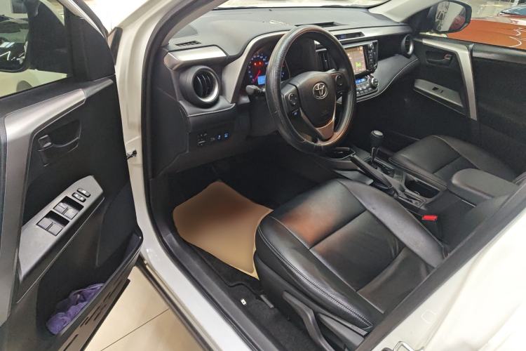 Used Toyota RAV4 2016 2.0L CVT Two-Wheel Drive Fashion Edition China V Standard
