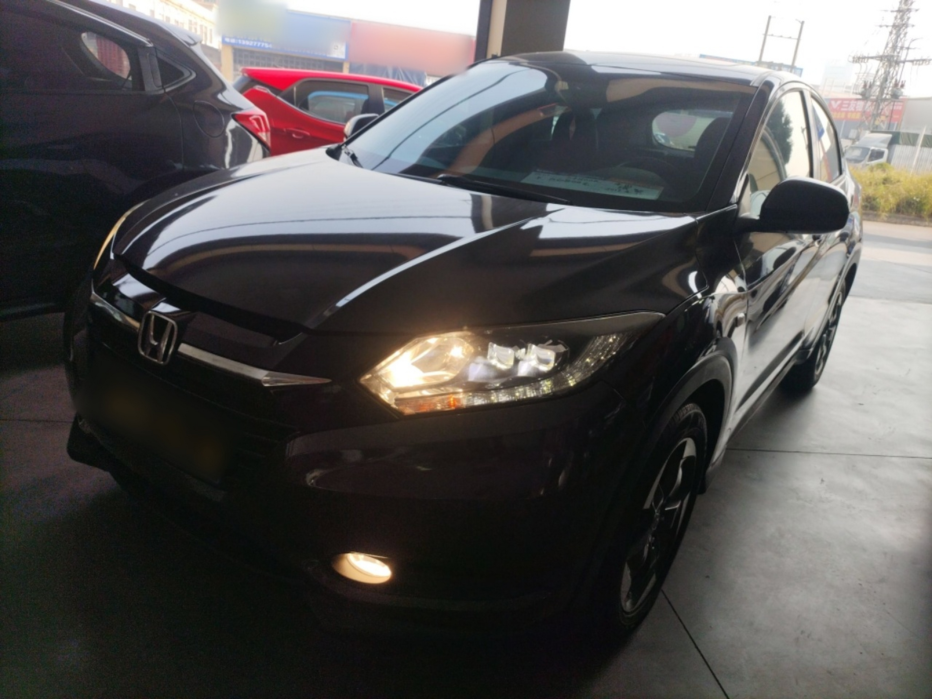 تحت مقدمة السيارة