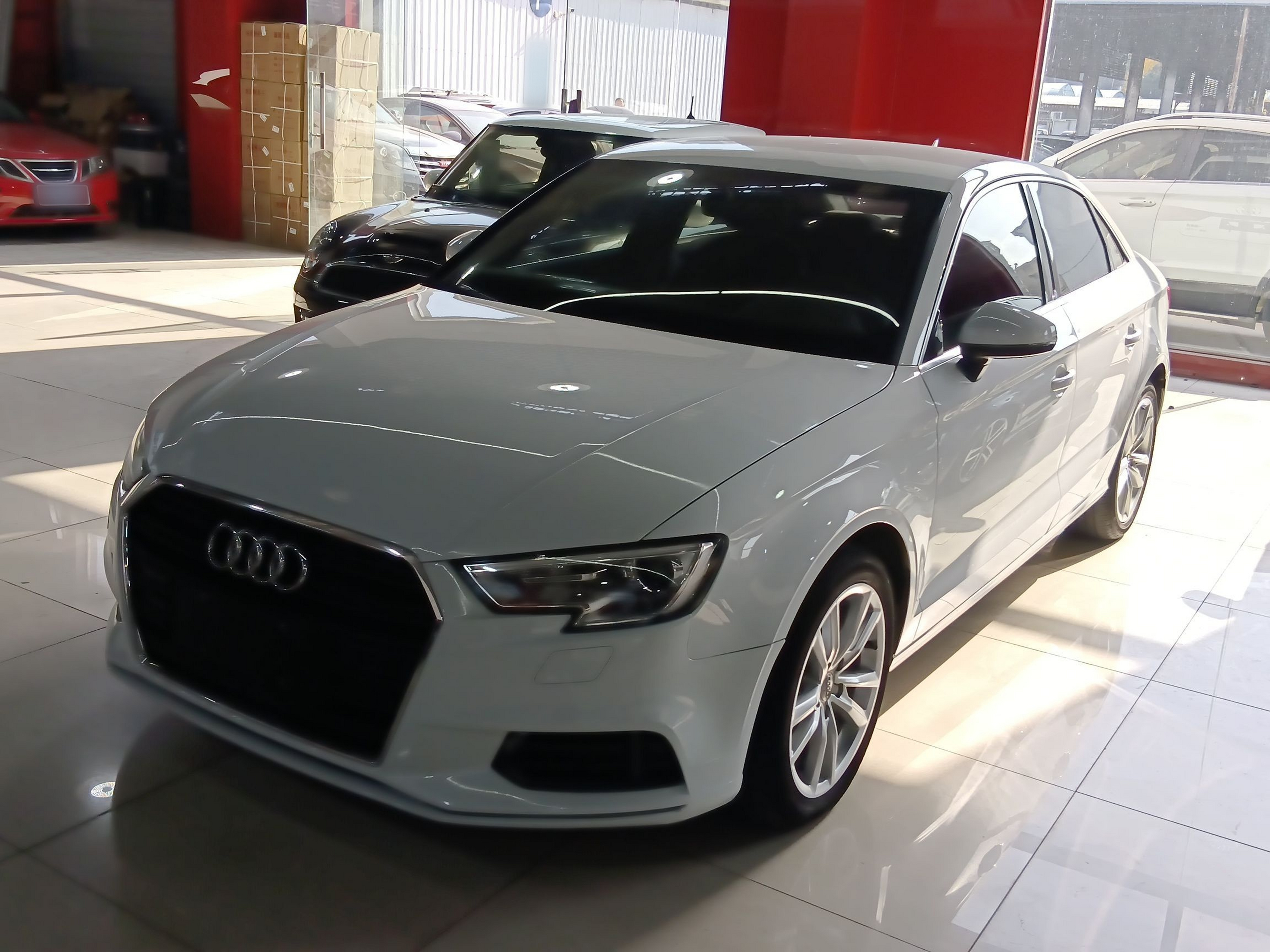 Под передней частью автомобиля