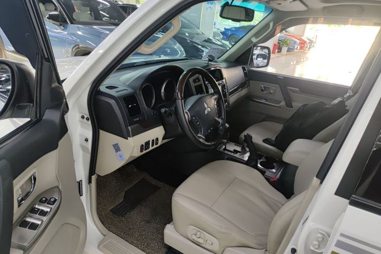 Used Mitsubishi Pajero 2017 V97 3.8L 5-Door GLS Model with Sunroof – U.S. Specification
