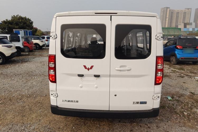 Used Wuling Yangguang 2024 300KM Comfort Version Passenger Van 75kW
