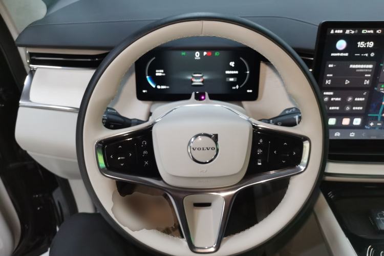 Used Volvo EM90 2025 Ultra Six-Seater
