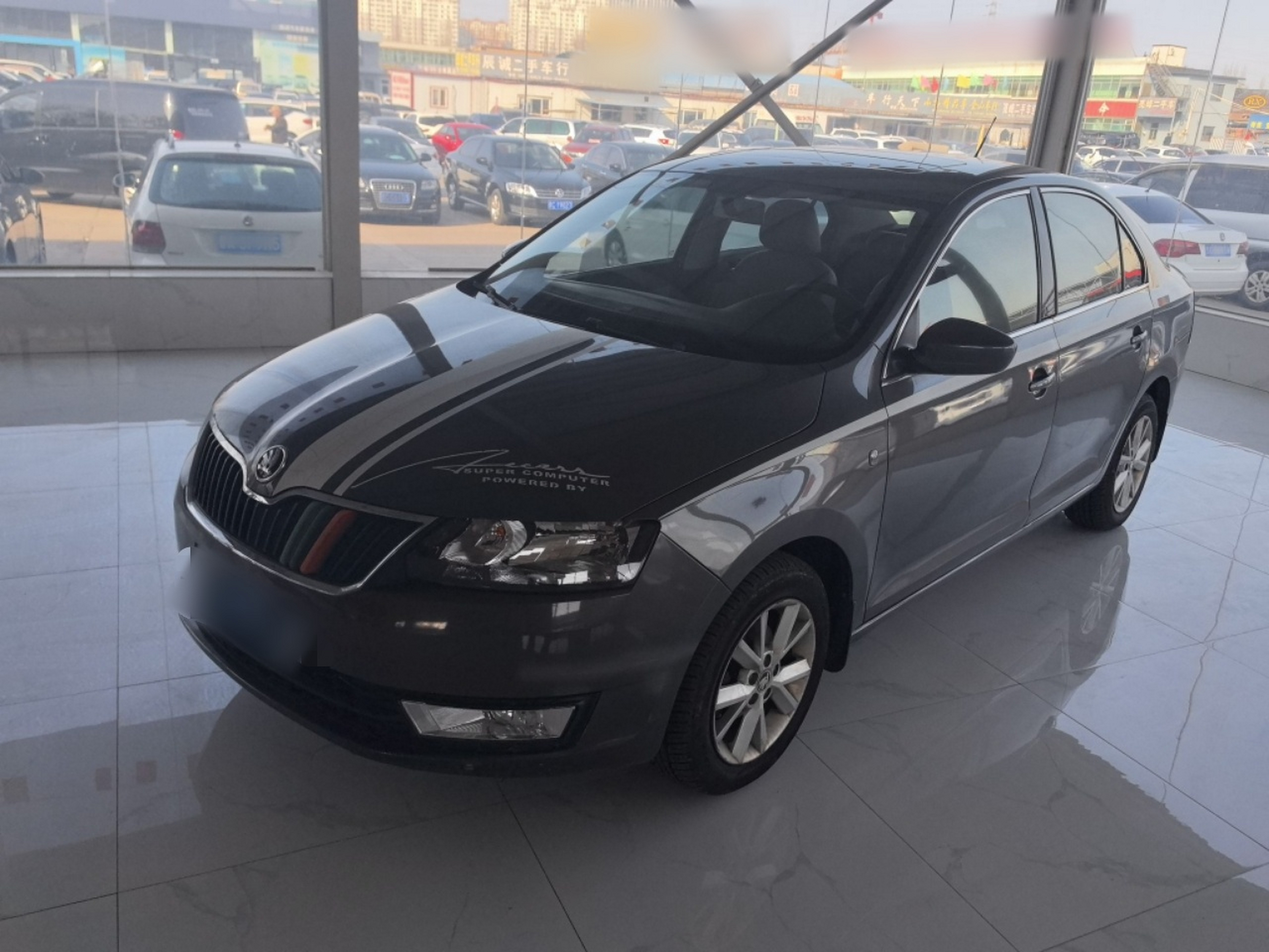 تحت مقدمة السيارة