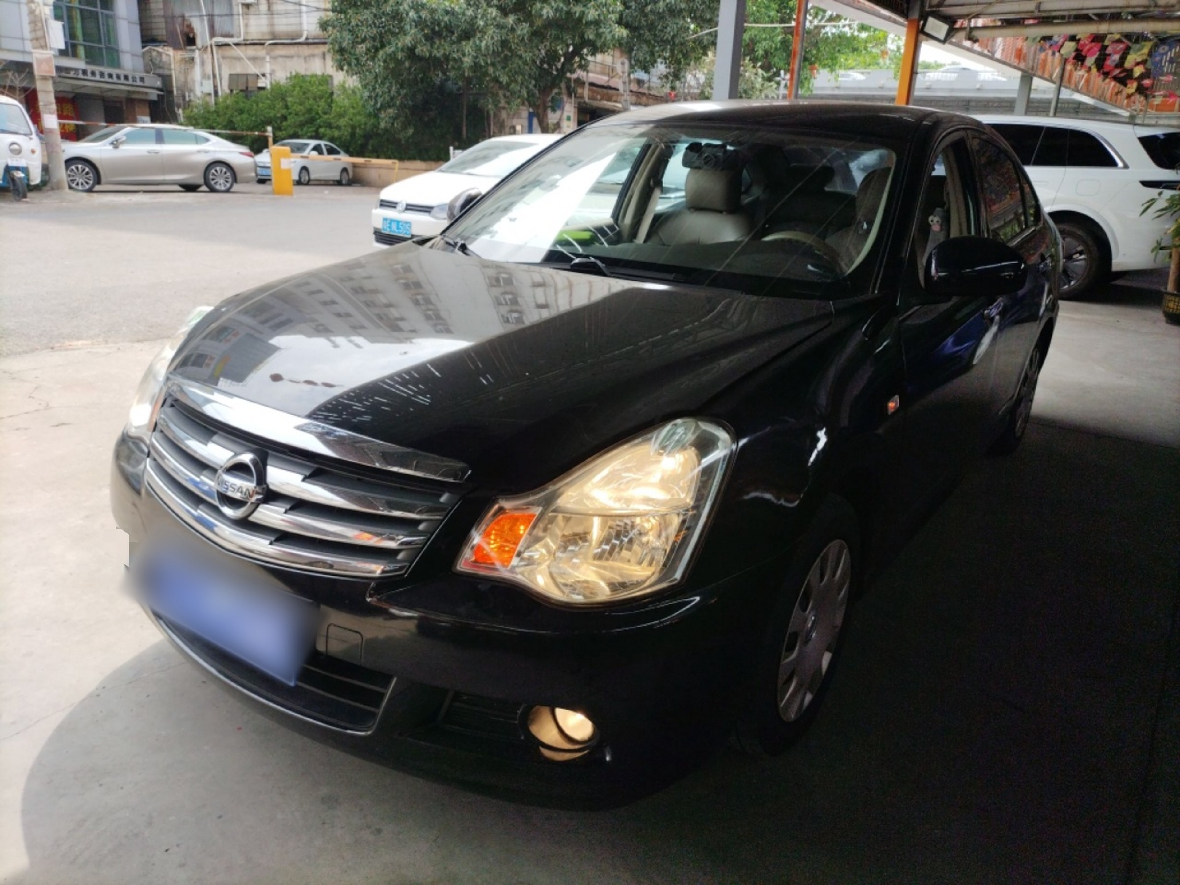 تحت مقدمة السيارة