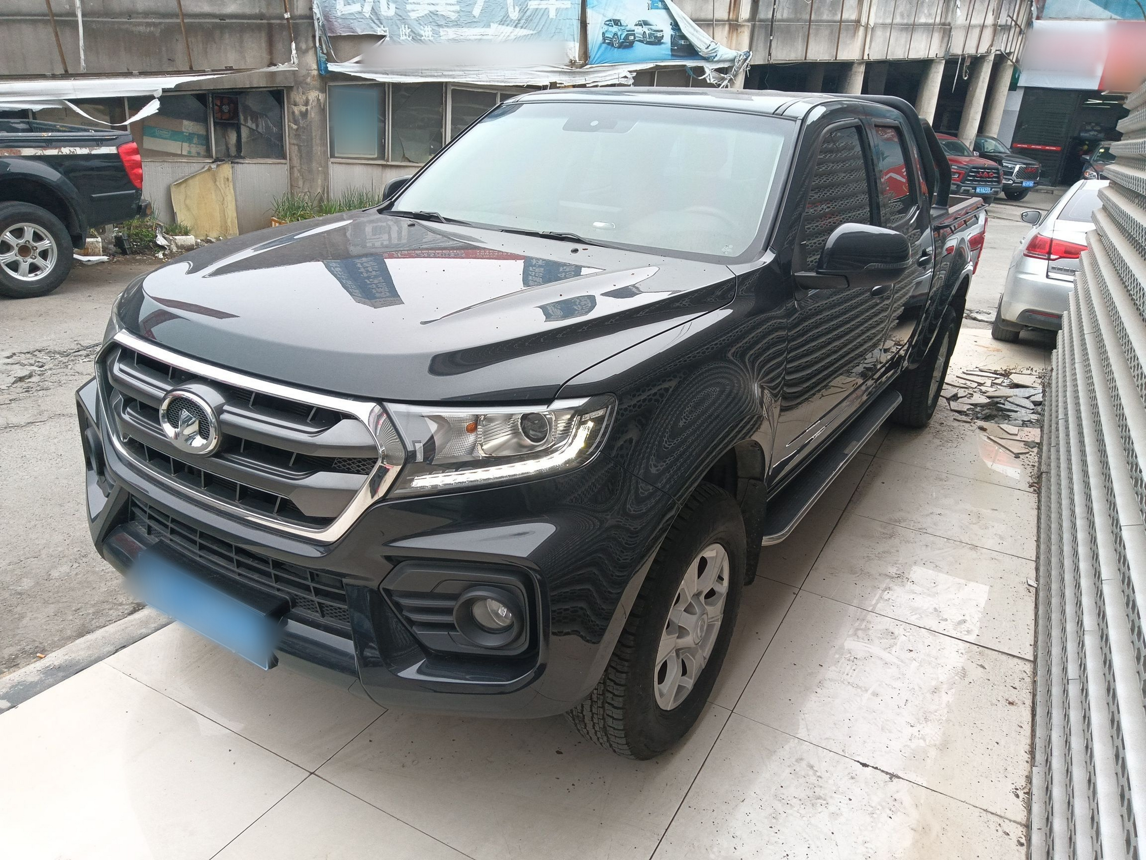 Под передней частью автомобиля