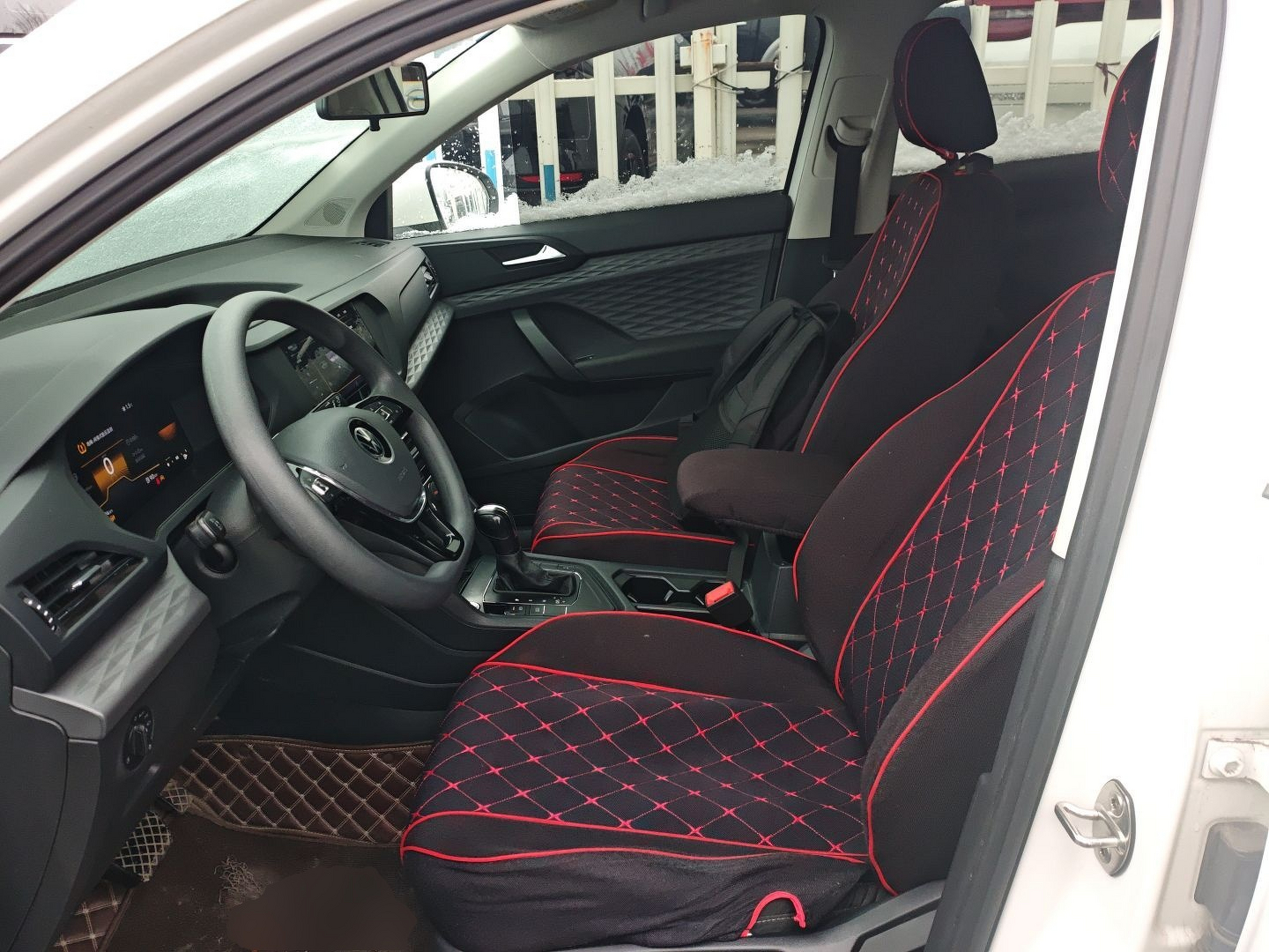 المقاعد الأمامية داخل السيارة