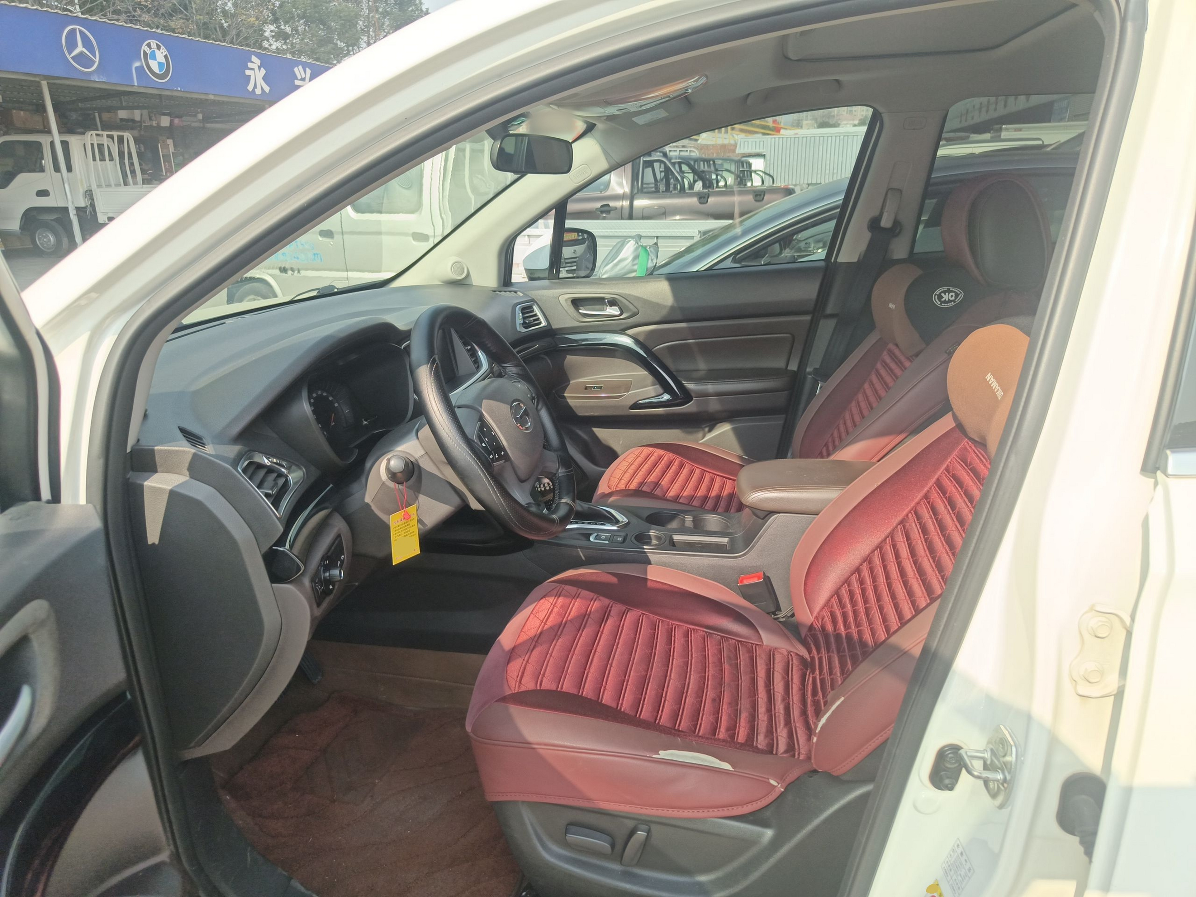 المقاعد الأمامية داخل السيارة