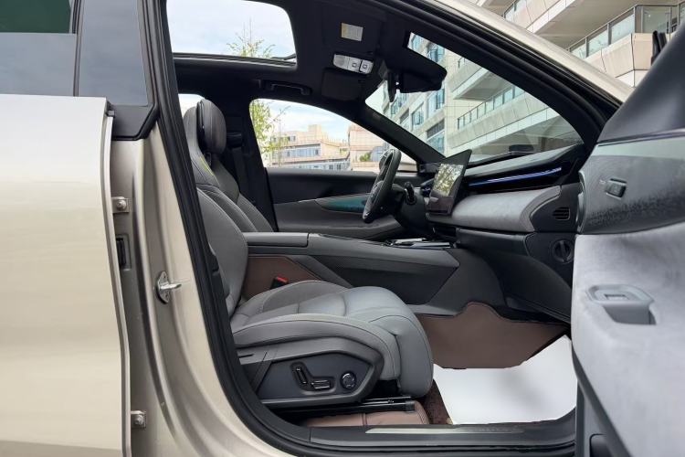 Used Lynk & Co 08 EM-P 2025 120km Long-Range Halo