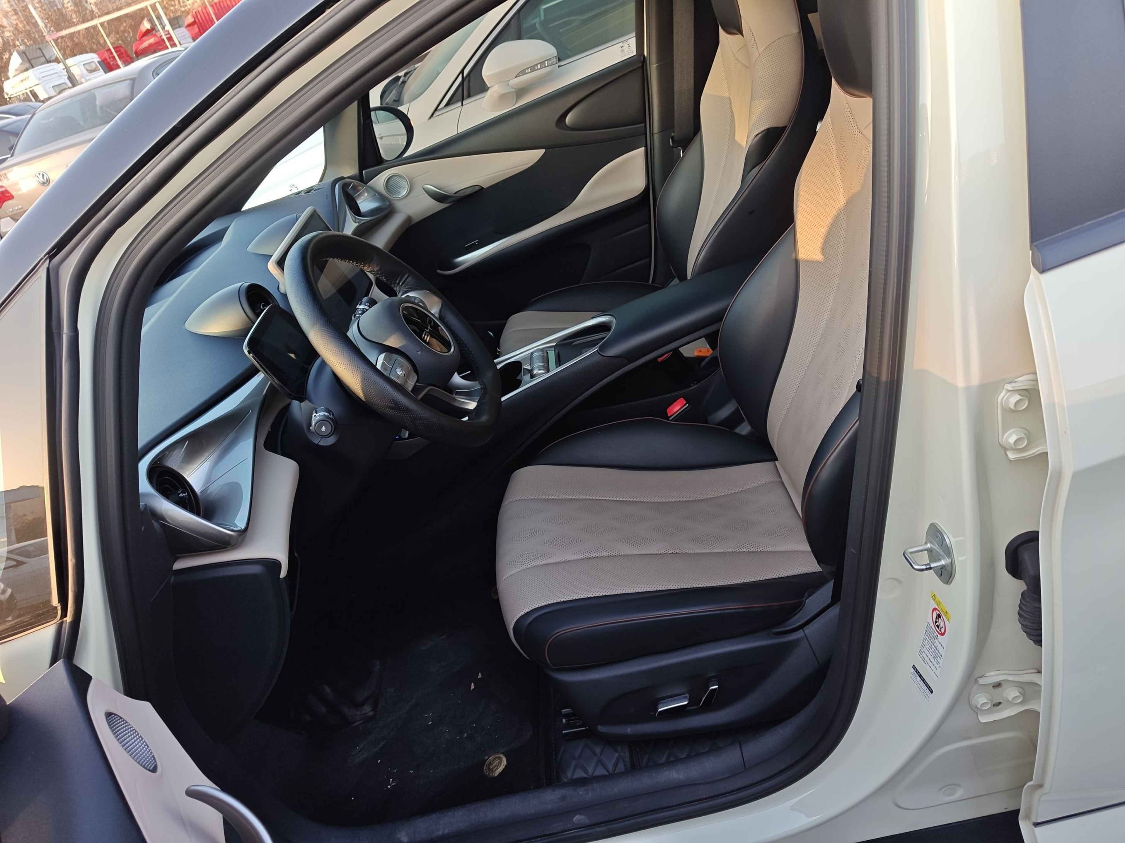 المقاعد الأمامية داخل السيارة