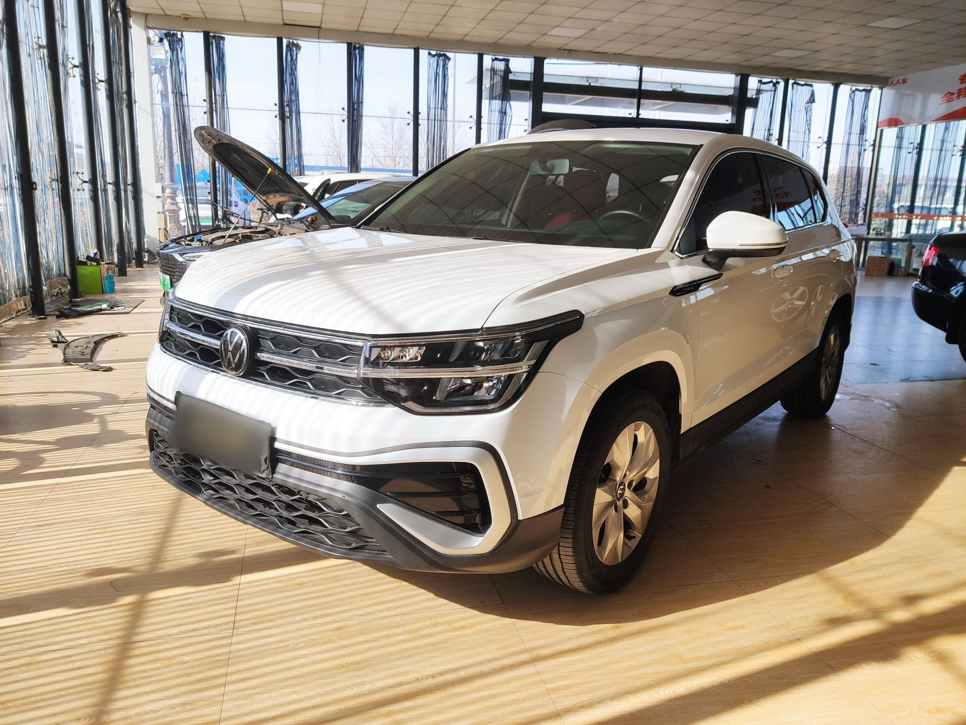 تحت مقدمة السيارة