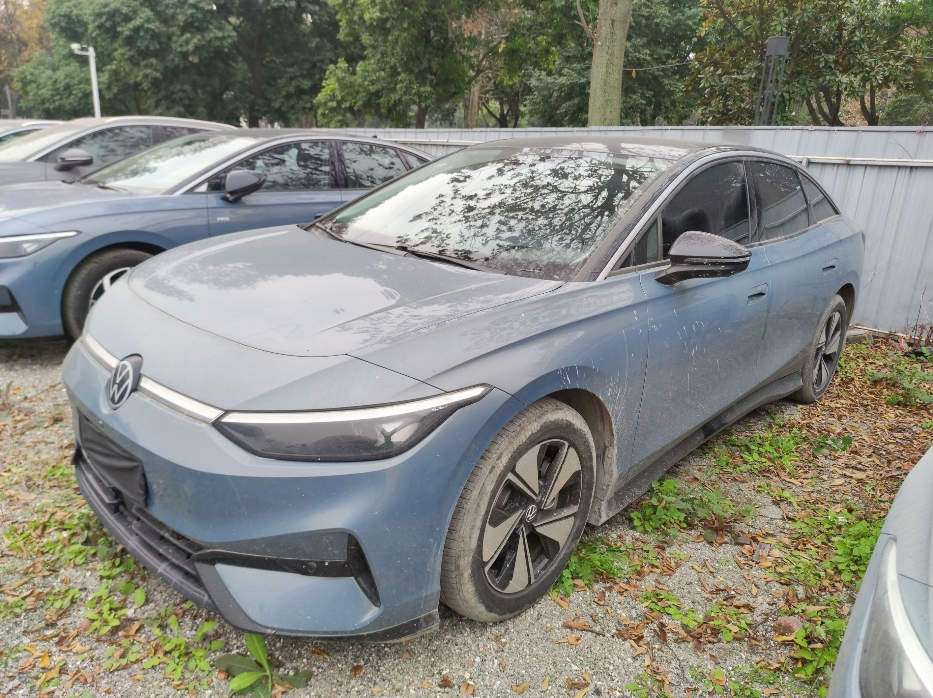 Под передней частью автомобиля