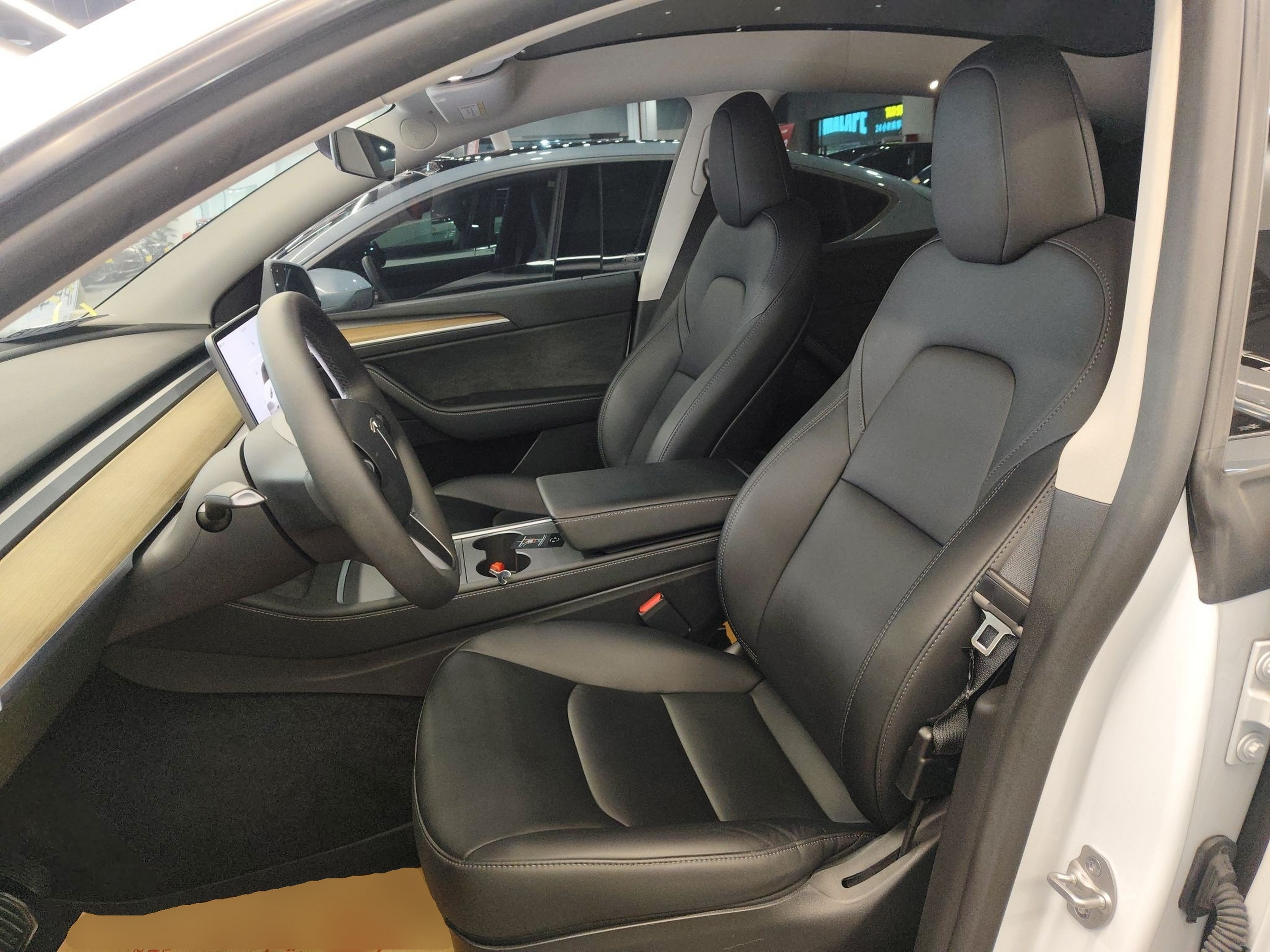 Переднее сиденье в автомобиле