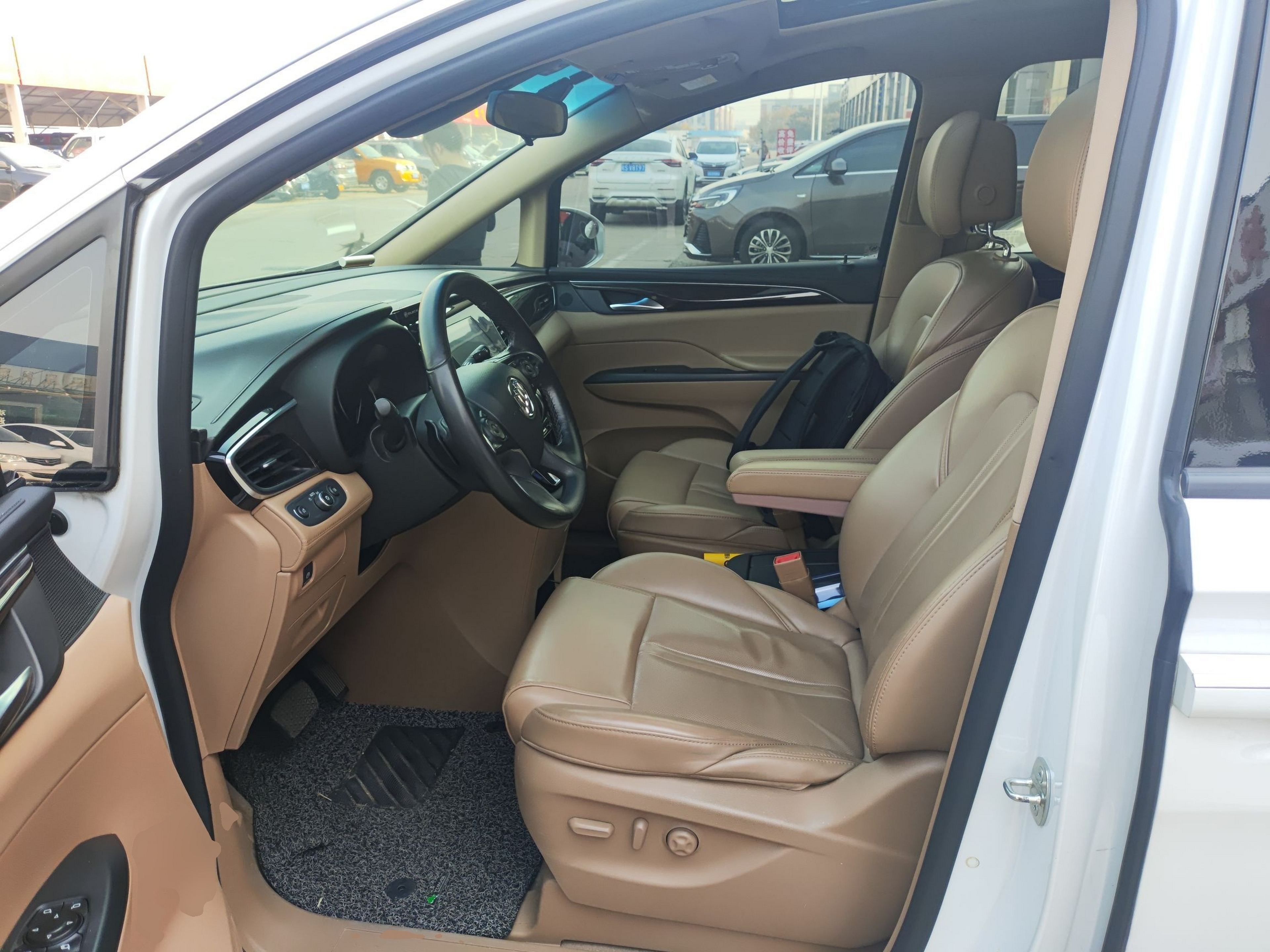 Переднее сиденье в автомобиле