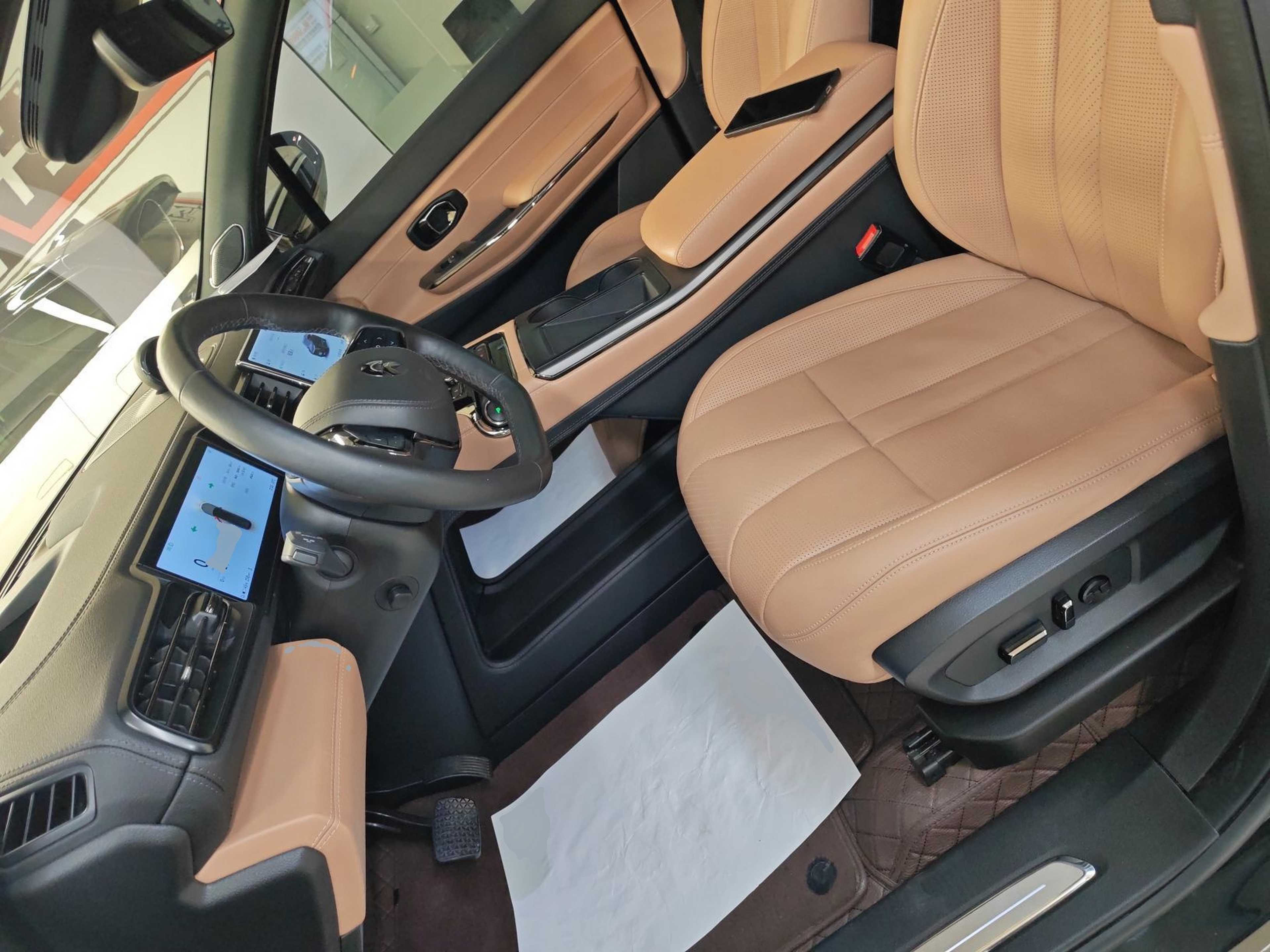 المقاعد الأمامية داخل السيارة