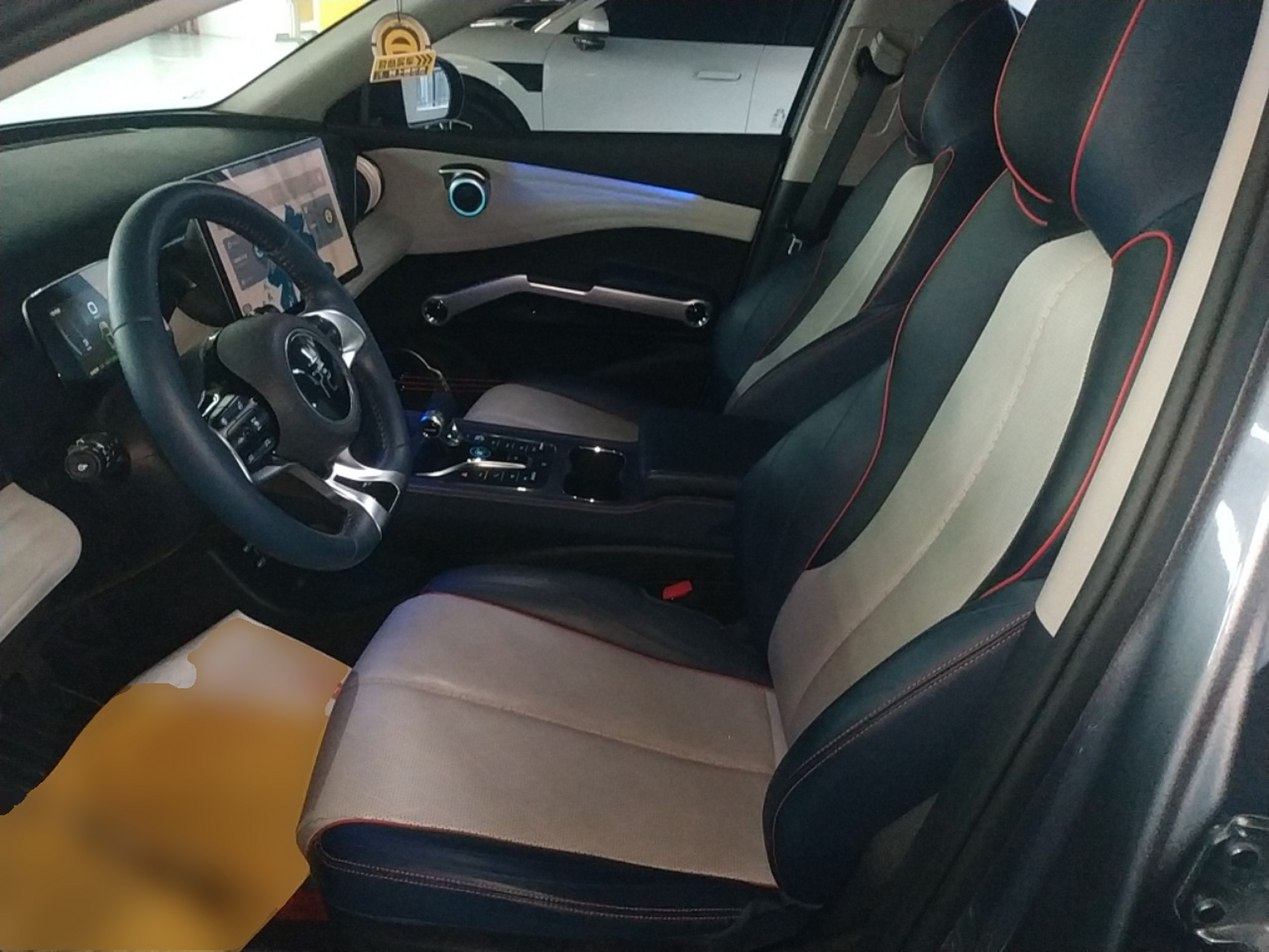 Переднее сиденье в автомобиле