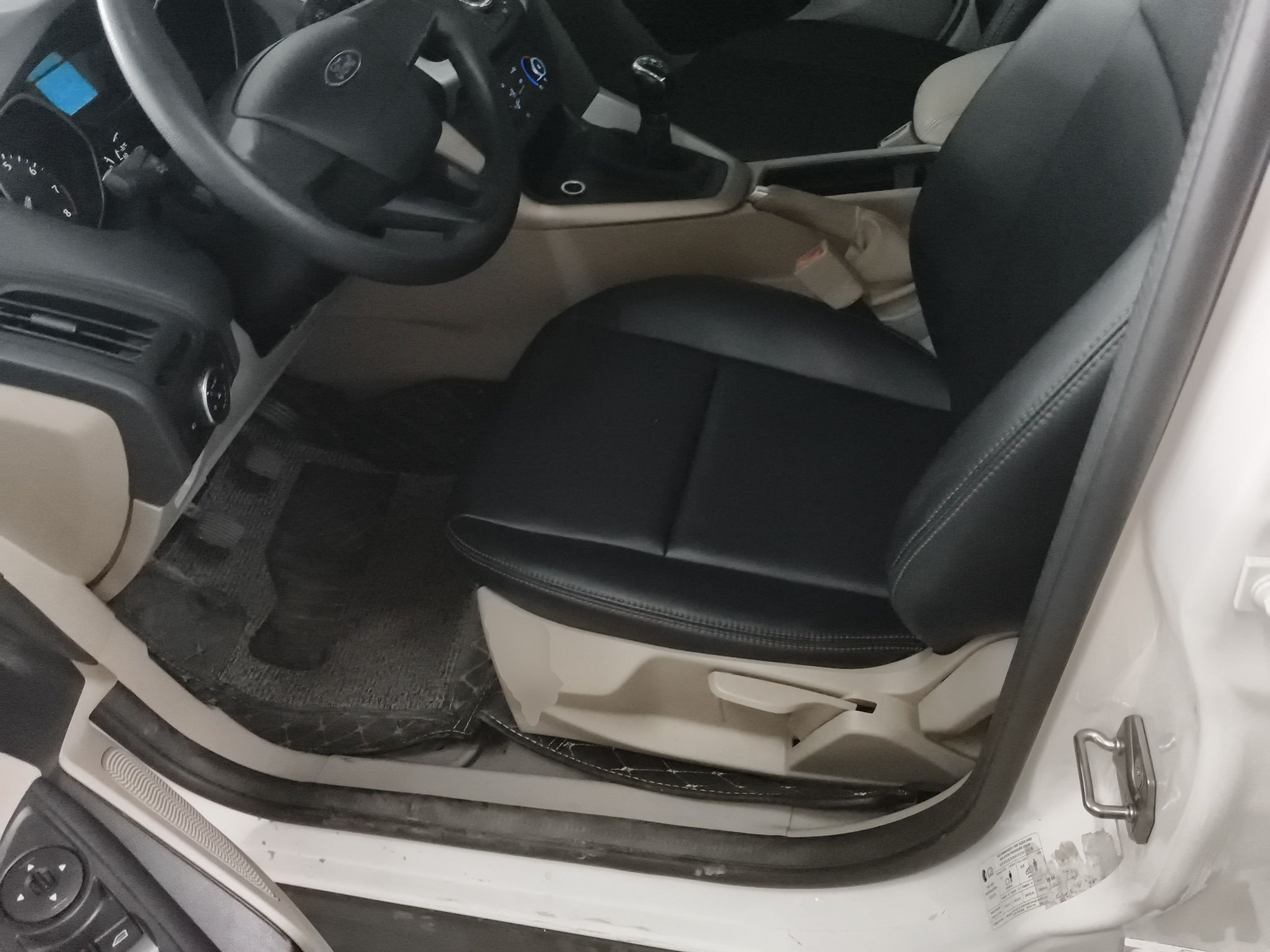 Переднее сиденье в автомобиле