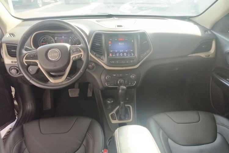 Used  Cherokee 2014 2.4L Luxury Edition
