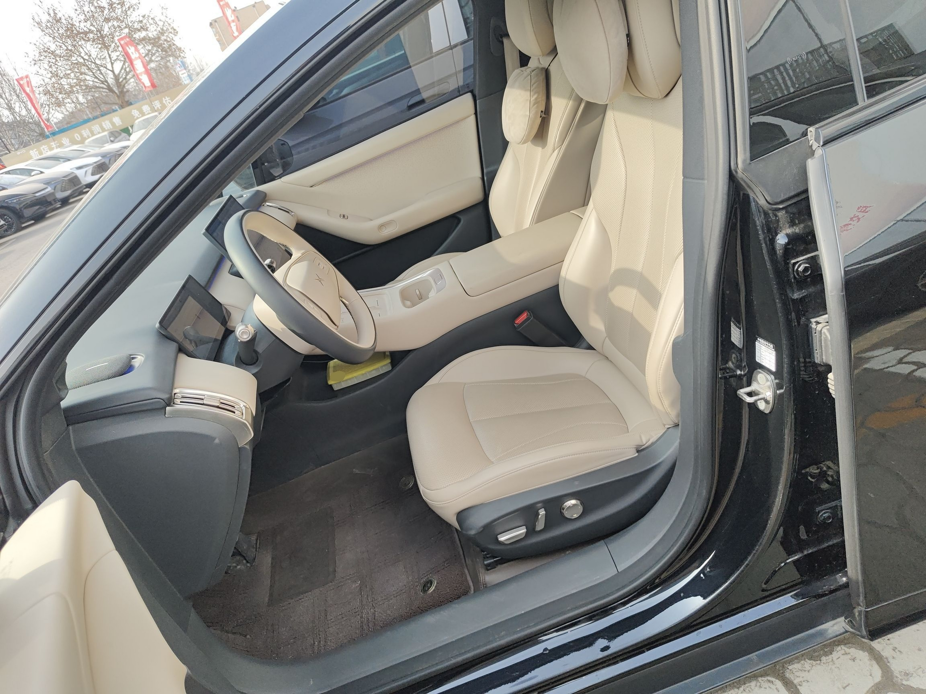 المقاعد الأمامية داخل السيارة