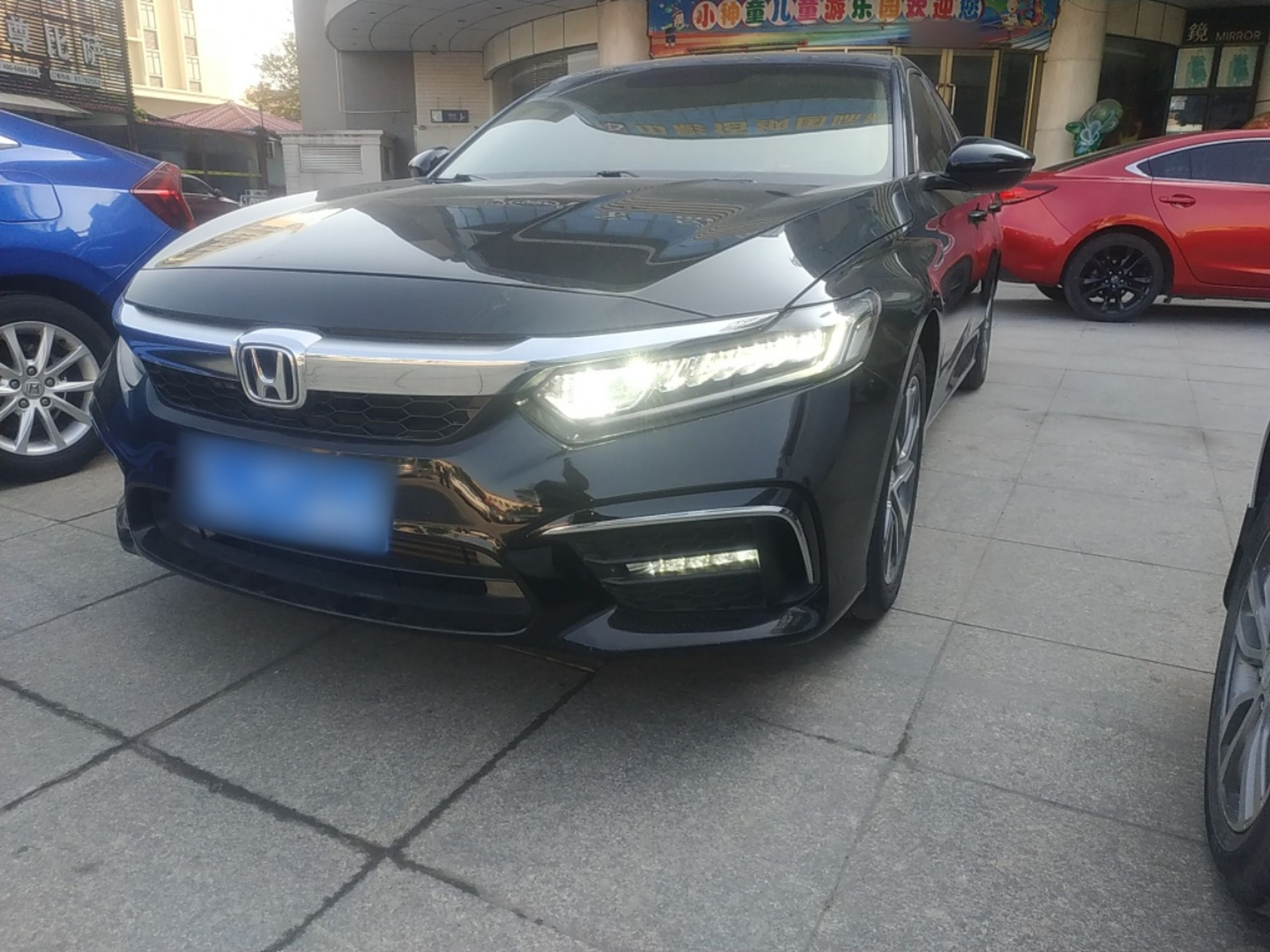 Под передней частью автомобиля