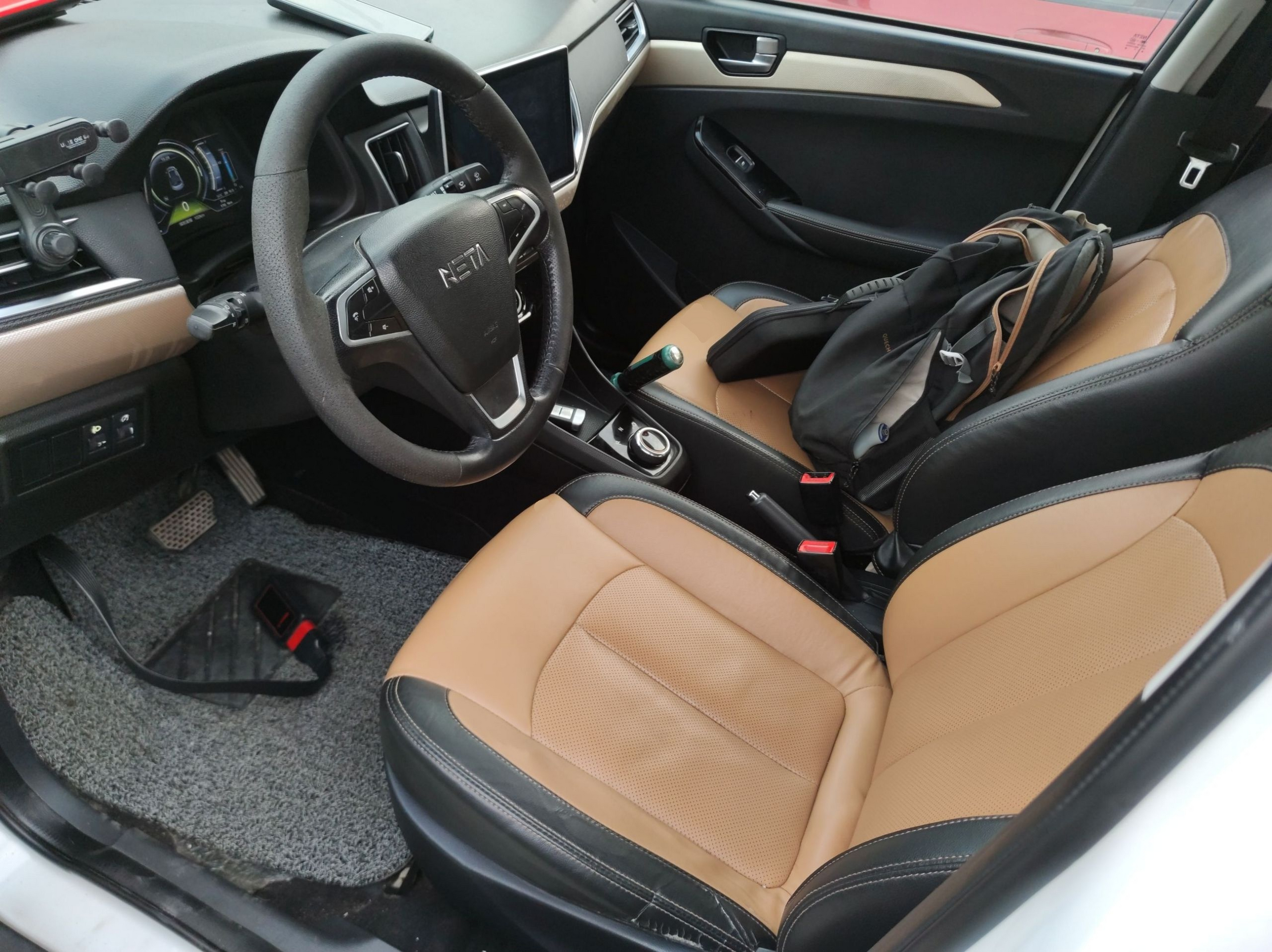 Переднее сиденье в автомобиле