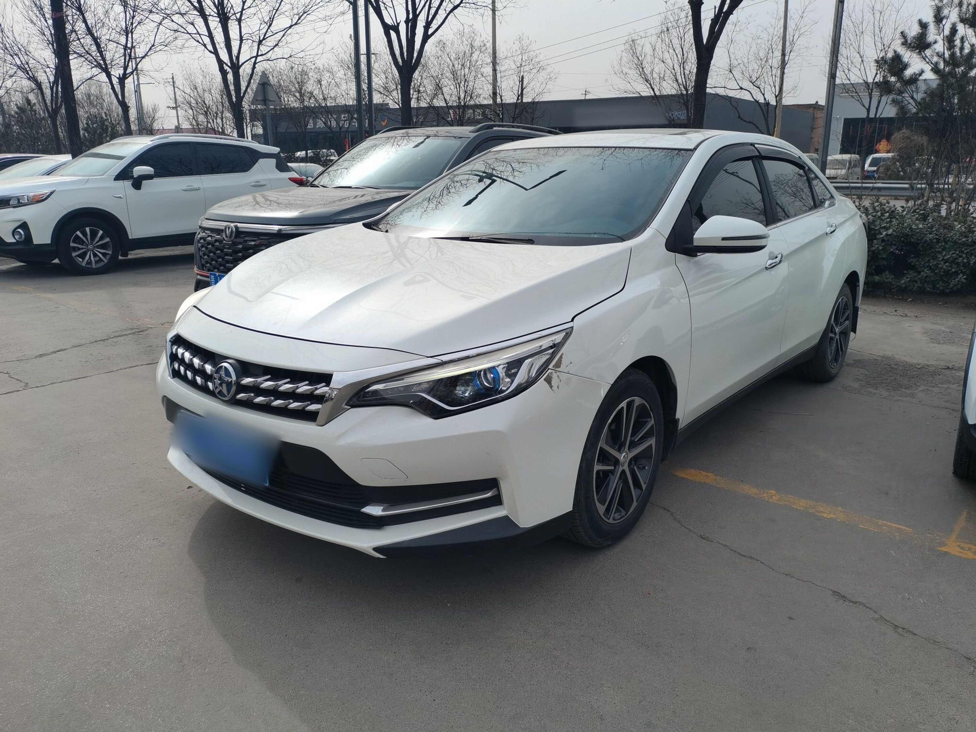 Под передней частью автомобиля