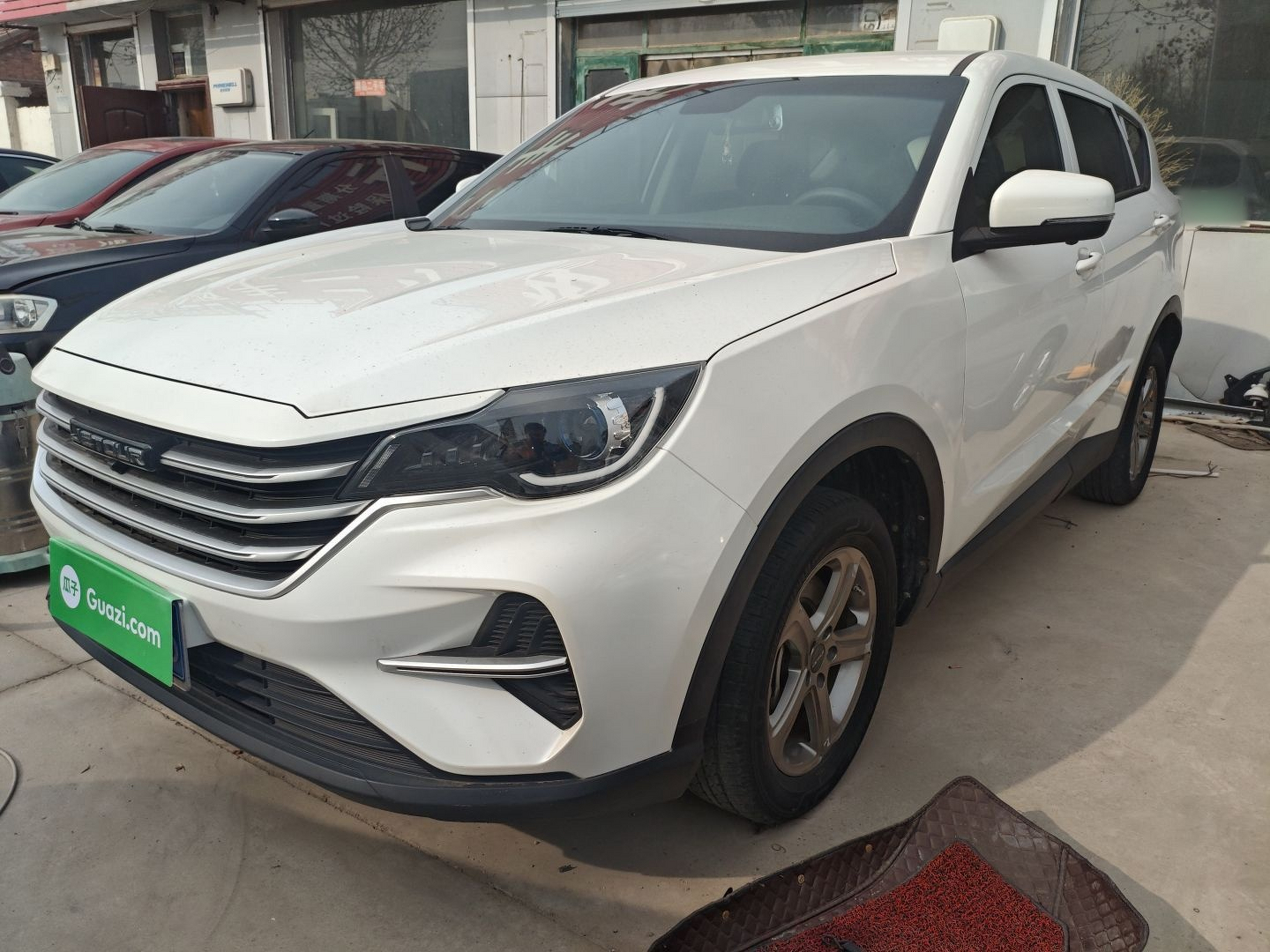 تحت مقدمة السيارة