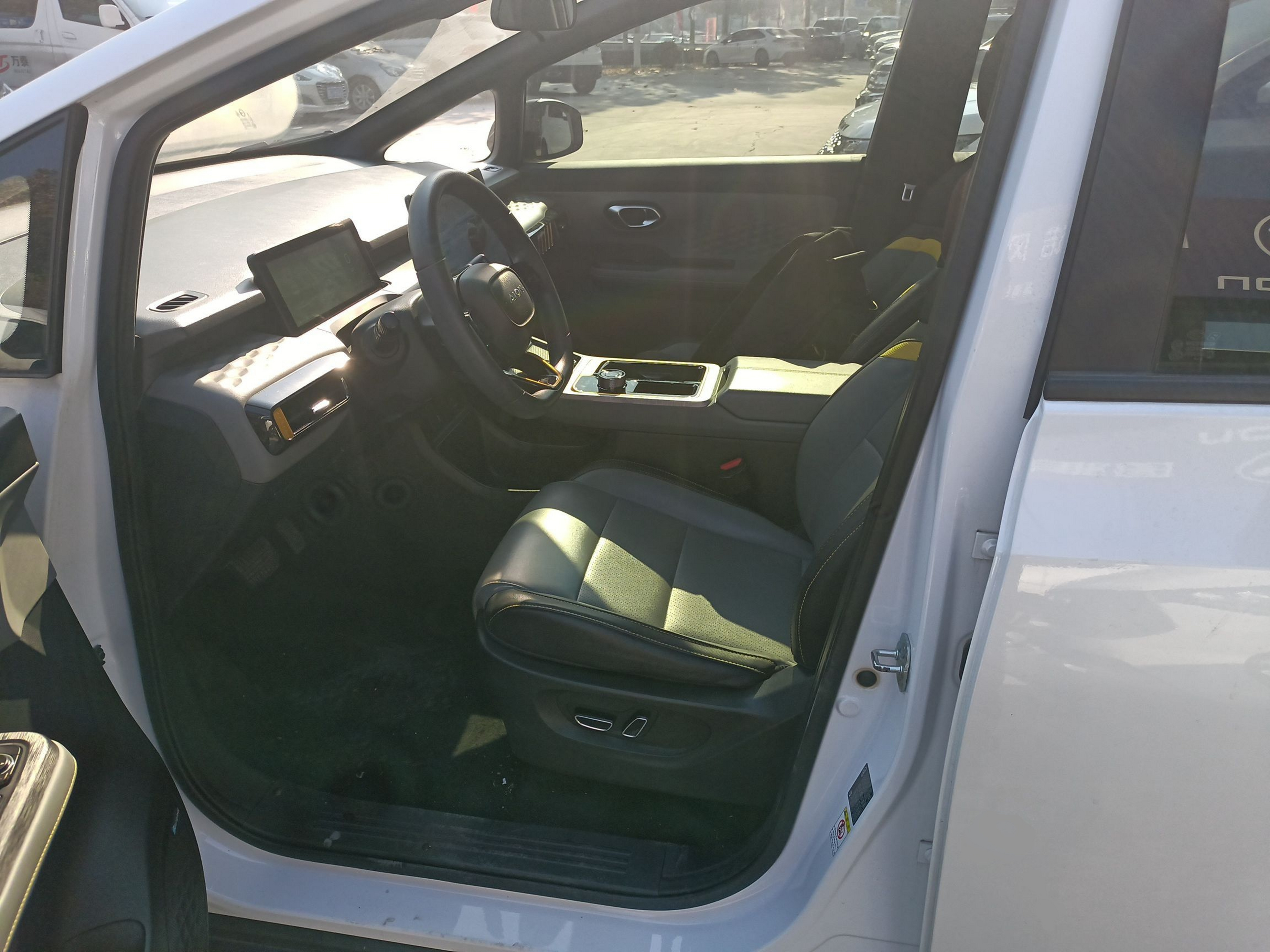 المقاعد الأمامية داخل السيارة